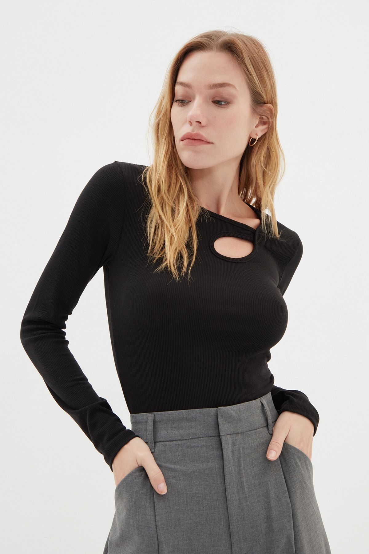TRENDYOLMİLLA Siyah Cutout Detaylı Çıtçıtlı Örme Body TWOAW22BD0177