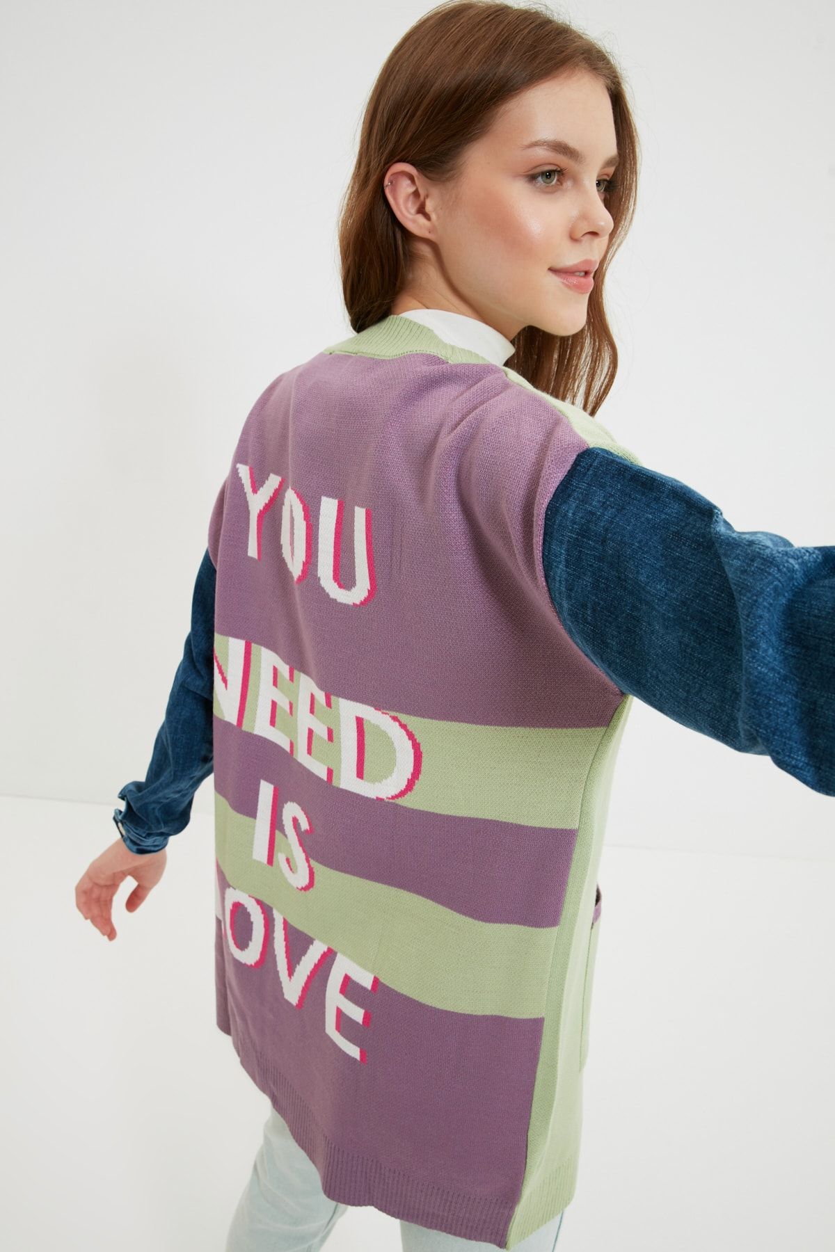 Trendyol Modest Mint V Yaka Renk Bloklu Slogan Detaylı Triko Hırka TCTAW22TH0148