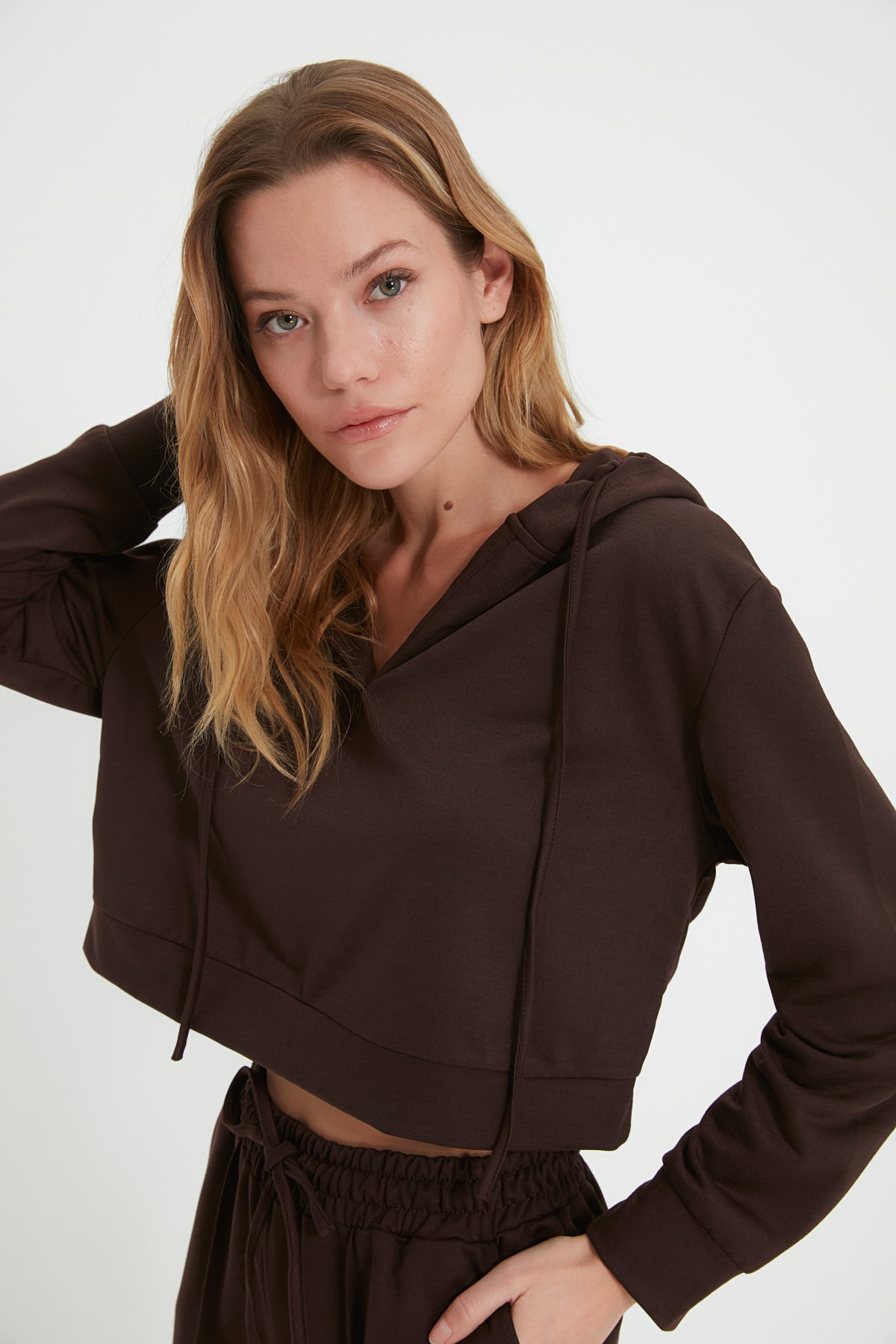 TRENDYOLMİLLA Kahverengi Kapüşonlu Örme Sweatshirt THMAW22SW1935