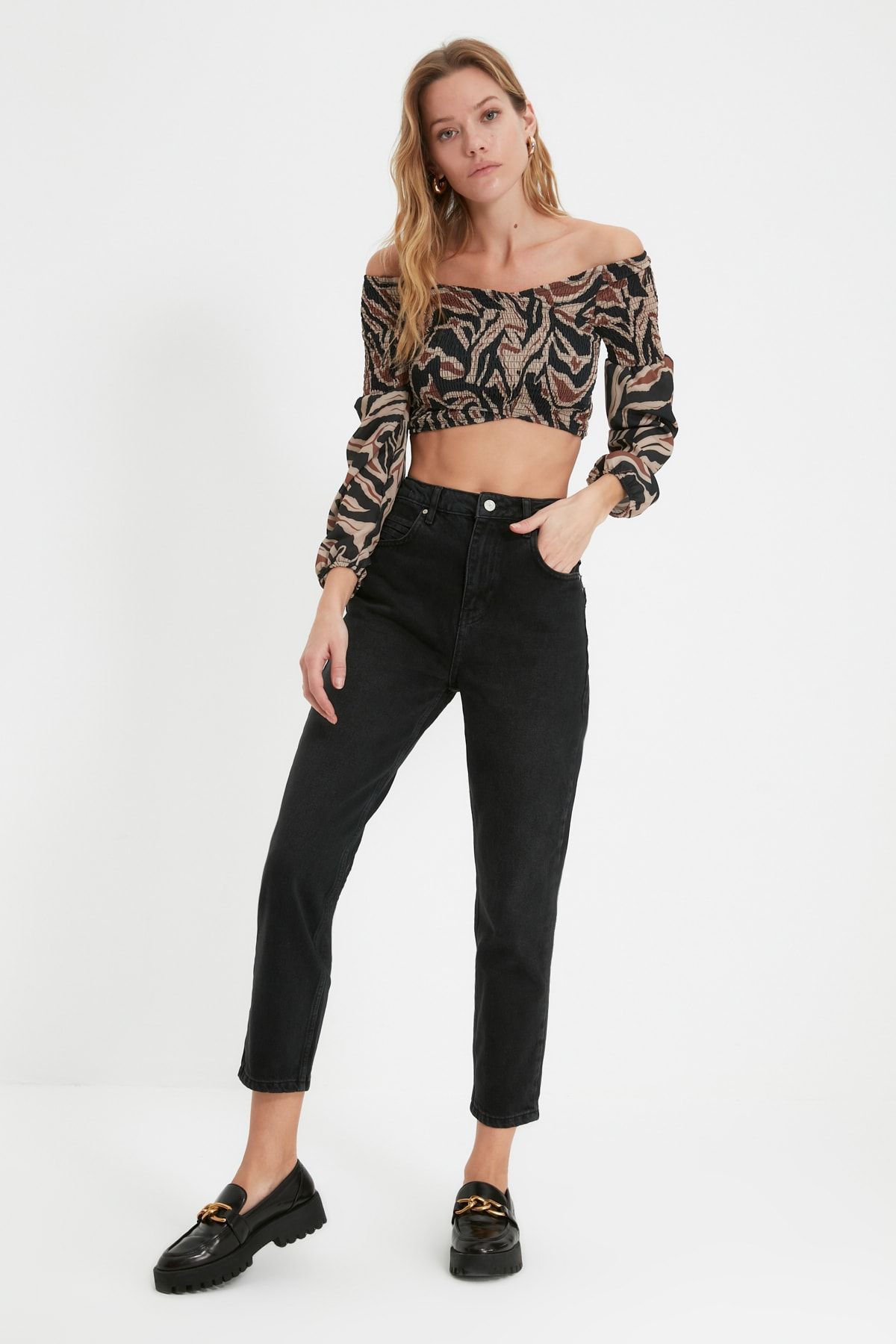 TRENDYOLMİLLA Antrasit Cep Detaylı Yüksek Bel Mom Jeans TWOAW22JE1100