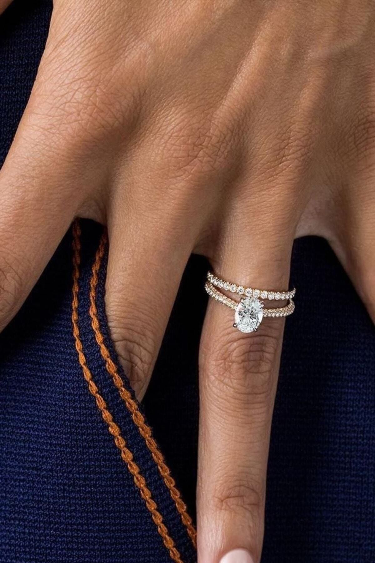 Crystal Diamond Zirconia Işıklı Kutuda Laboratuvar Pırlantası Karat Oval Tektaş Ve Tamtur Yüzük