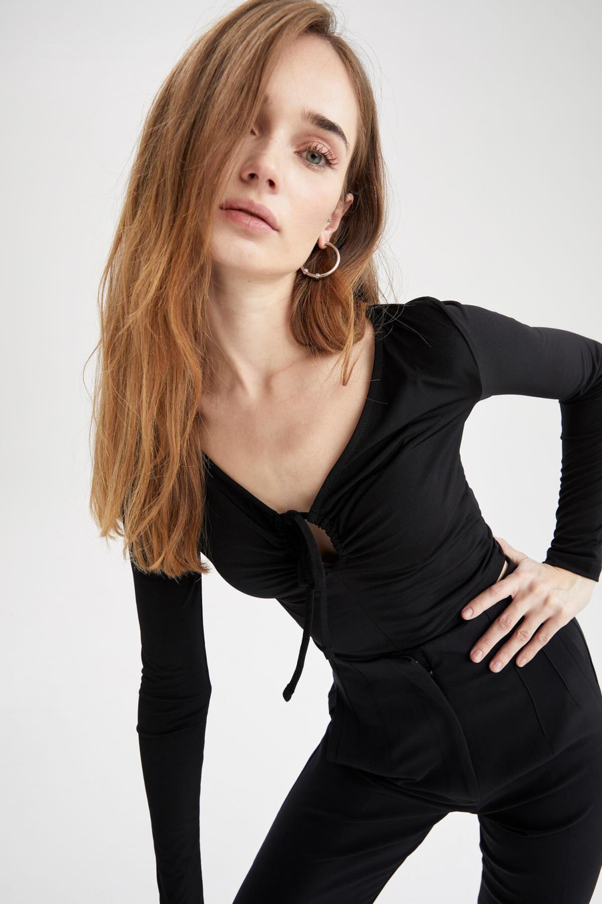 DeFacto Slim Fit Yılbaşı Temalı V Yaka Boyundan Bağlamalı Uzun Kollu Tişört