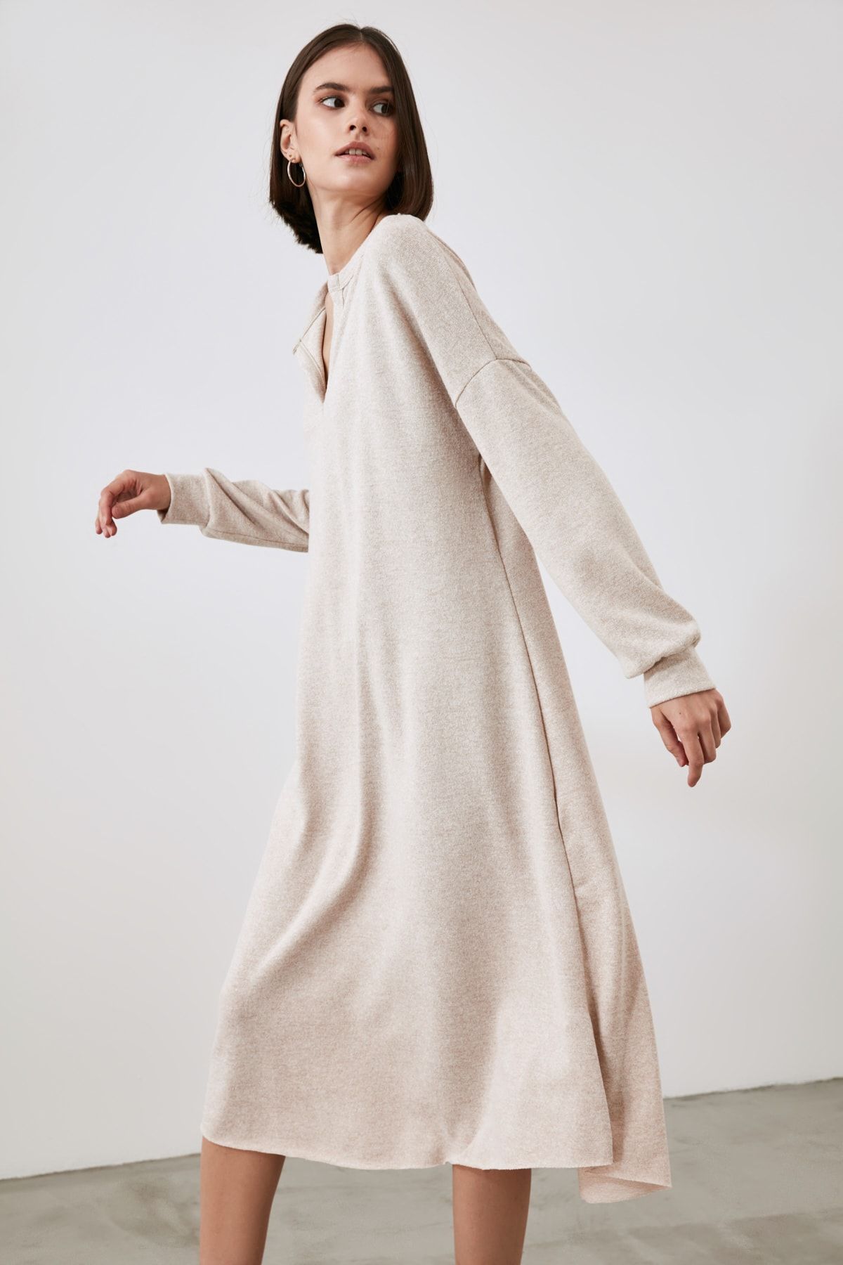 TRENDYOLMİLLA Bej Geniş Kalıp Maxi Yumoş Örme Elbise TWOAW21EL1685