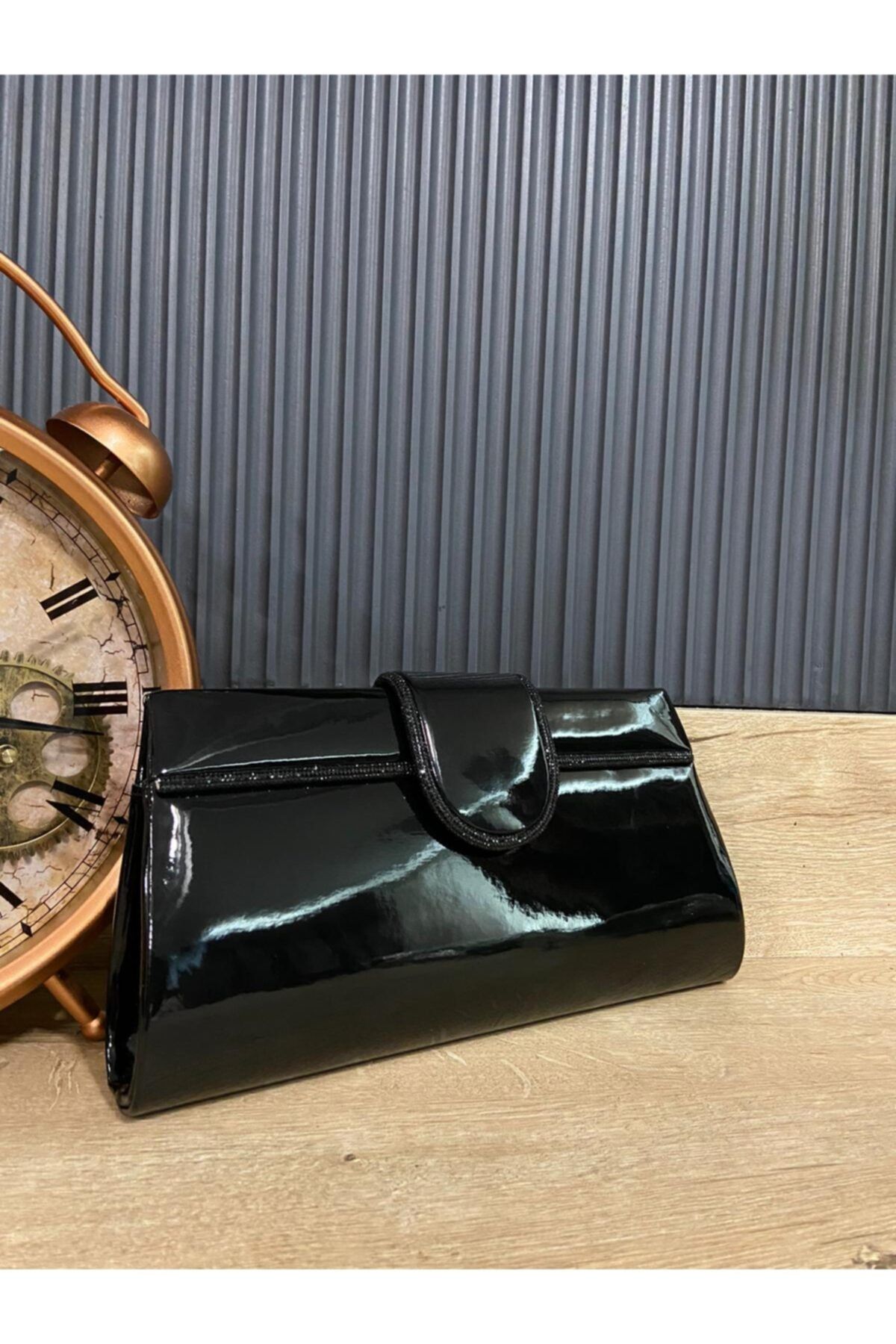 Satürn Boutique & Accessory Rugan Siyah Kapaklı Işıltılı Şerit Detaylı Abiye Çanta