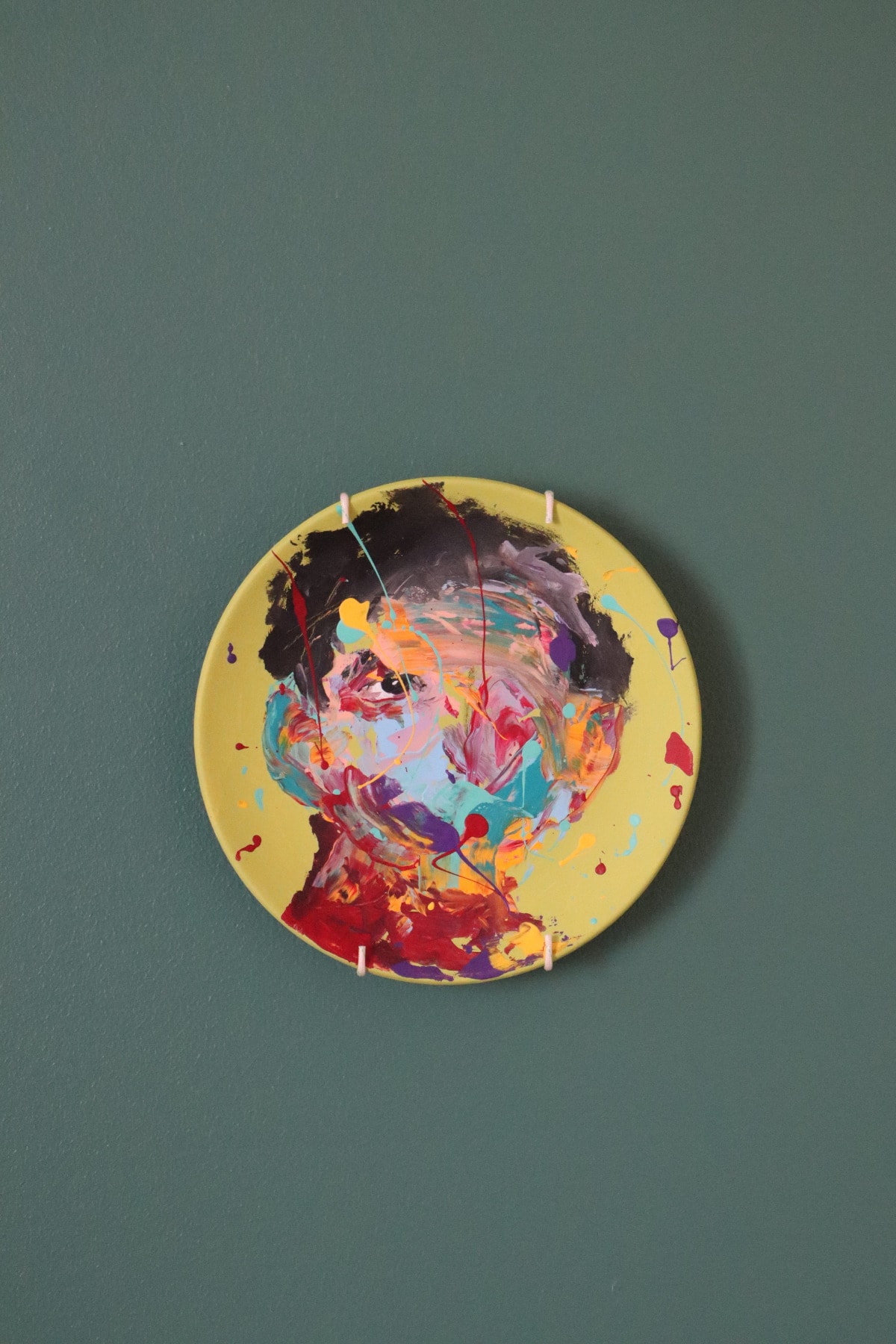 ARİENEL El Yapımı Sanatçı Imzalı Dekoratif Duvar Tabağı Kimlik Series 18 Cm Fıstık Yeşili