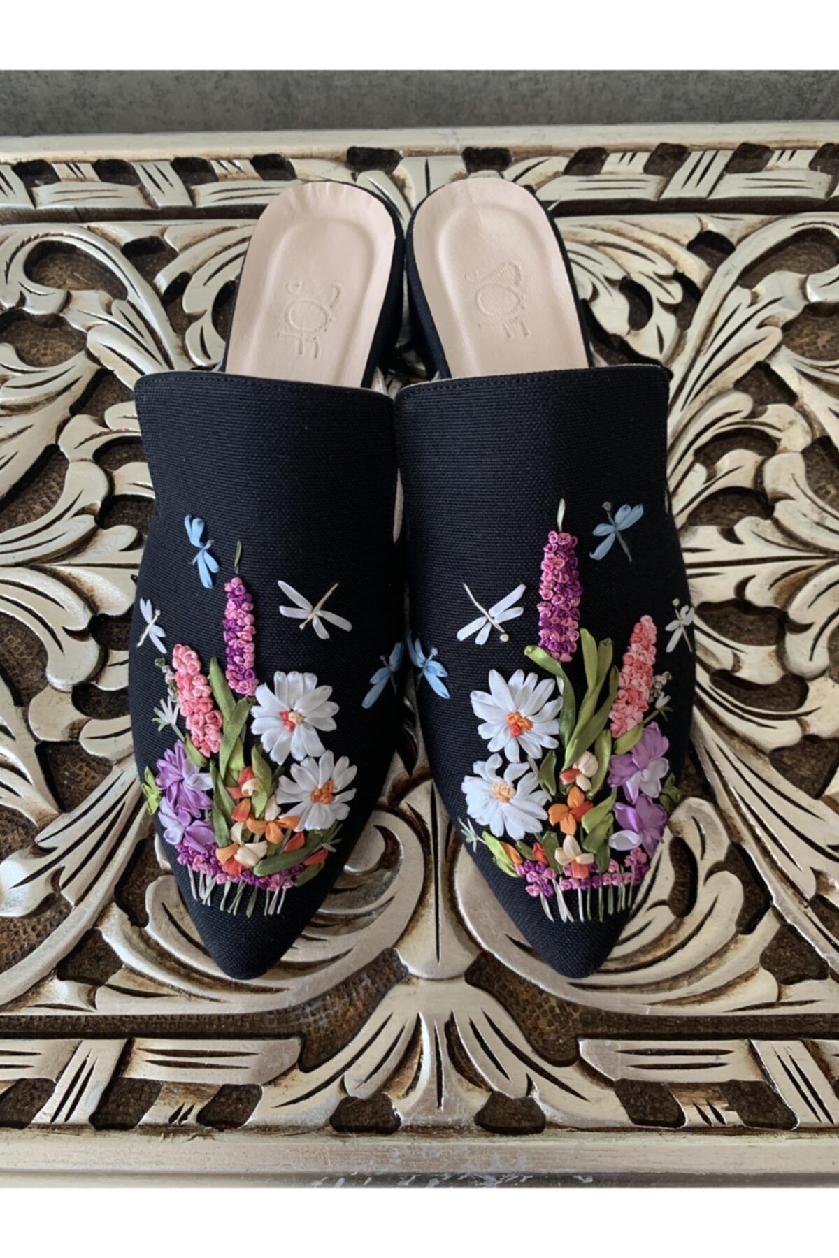 SOF  Studio Of Friends Çiçek Desenli El Işleme Kurdele Siyah Sivri Burun Terlik