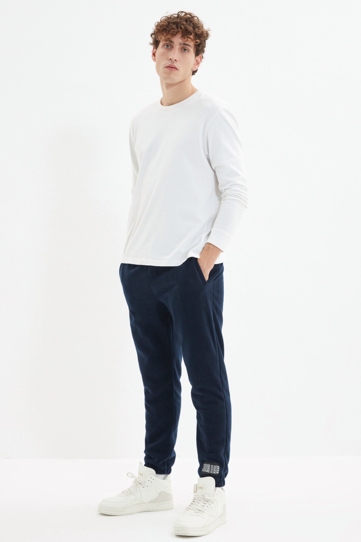 TRENDYOL MAN Lacivert Erkek Regular Fit Lastik Paça Etiket Aplikeli Polar Eşofman Altı TMNAW22EA0438