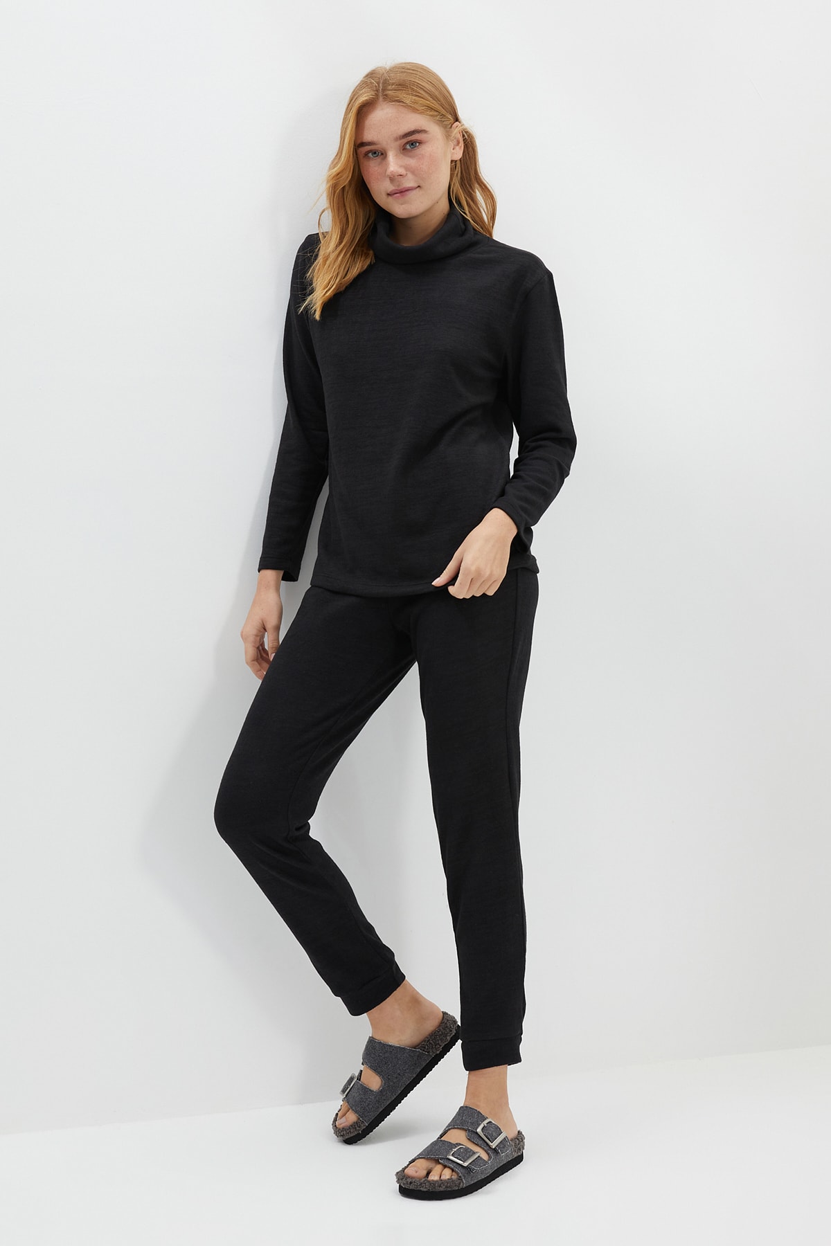 TRENDYOLMİLLA Siyah Yumoş Kumaş Örme Pijama Takımı THMAW22PT1482