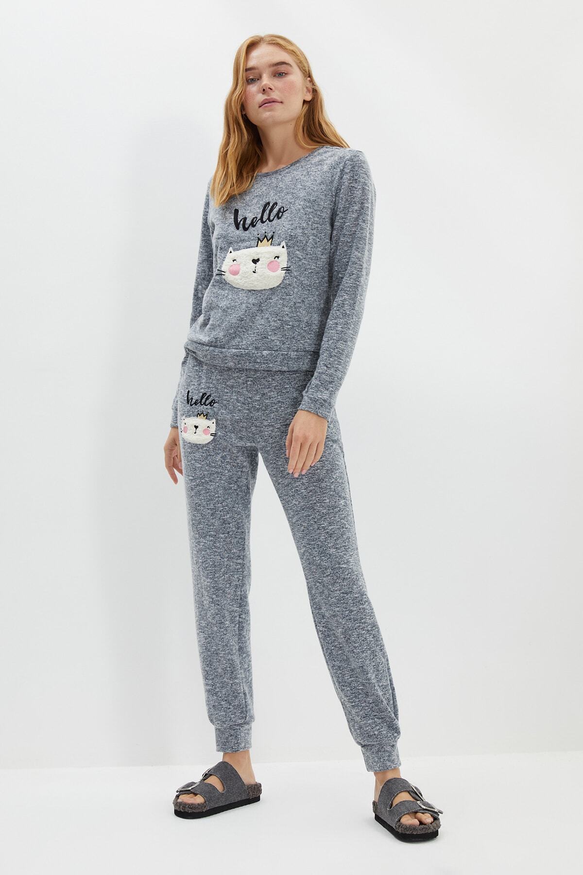 TRENDYOLMİLLA Gri Baskılı Örme Pijama Takımı THMAW22PT1516