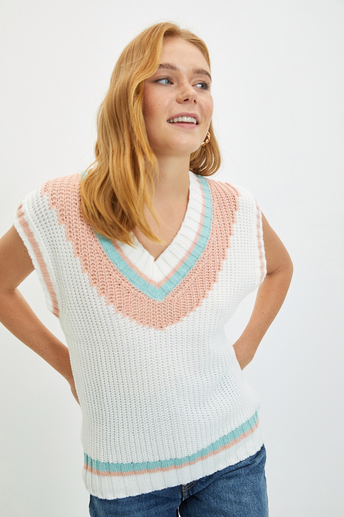 TRENDYOLMİLLA Taş V Yaka Triko Süveter TWOAW22SV0067