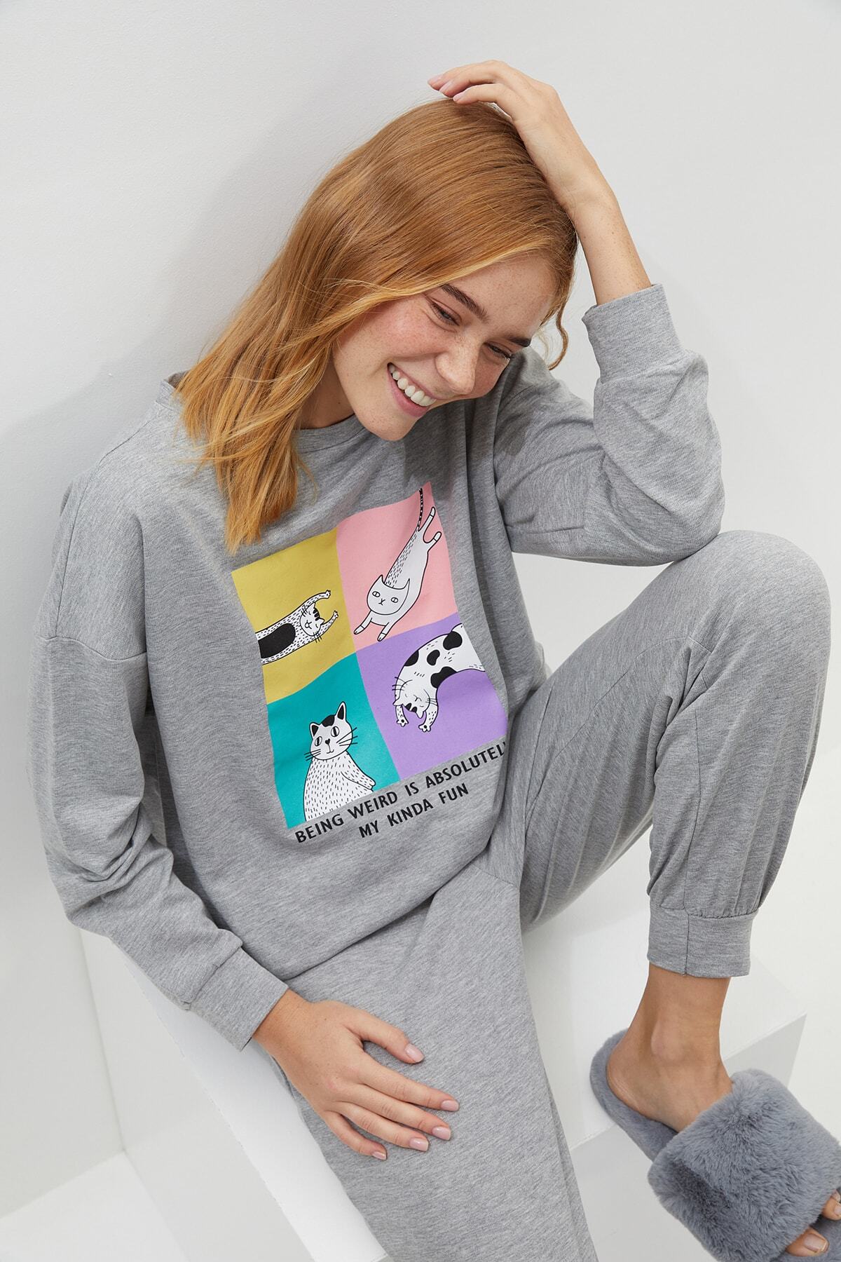 TRENDYOLMİLLA Gri Baskılı Örme Pijama Takımı THMAW22PT0744