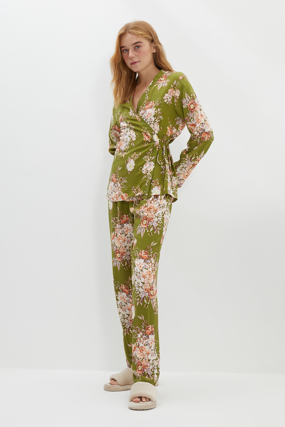 TRENDYOLMİLLA Yeşil Çiçek Desenli Viskon Dokuma Pijama Takımı THMAW22PT1275