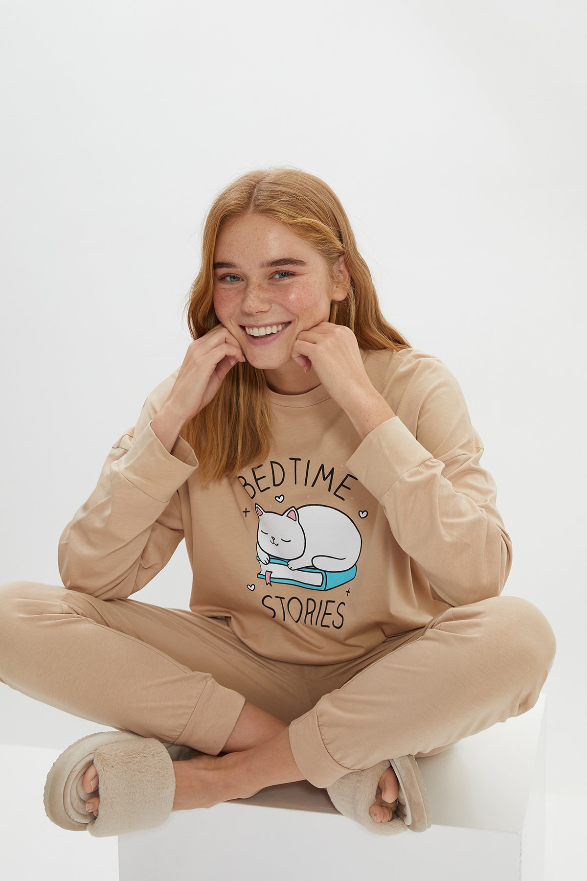 TRENDYOLMİLLA Bej Baskılı Örme Pijama Takımı THMAW22PT1458