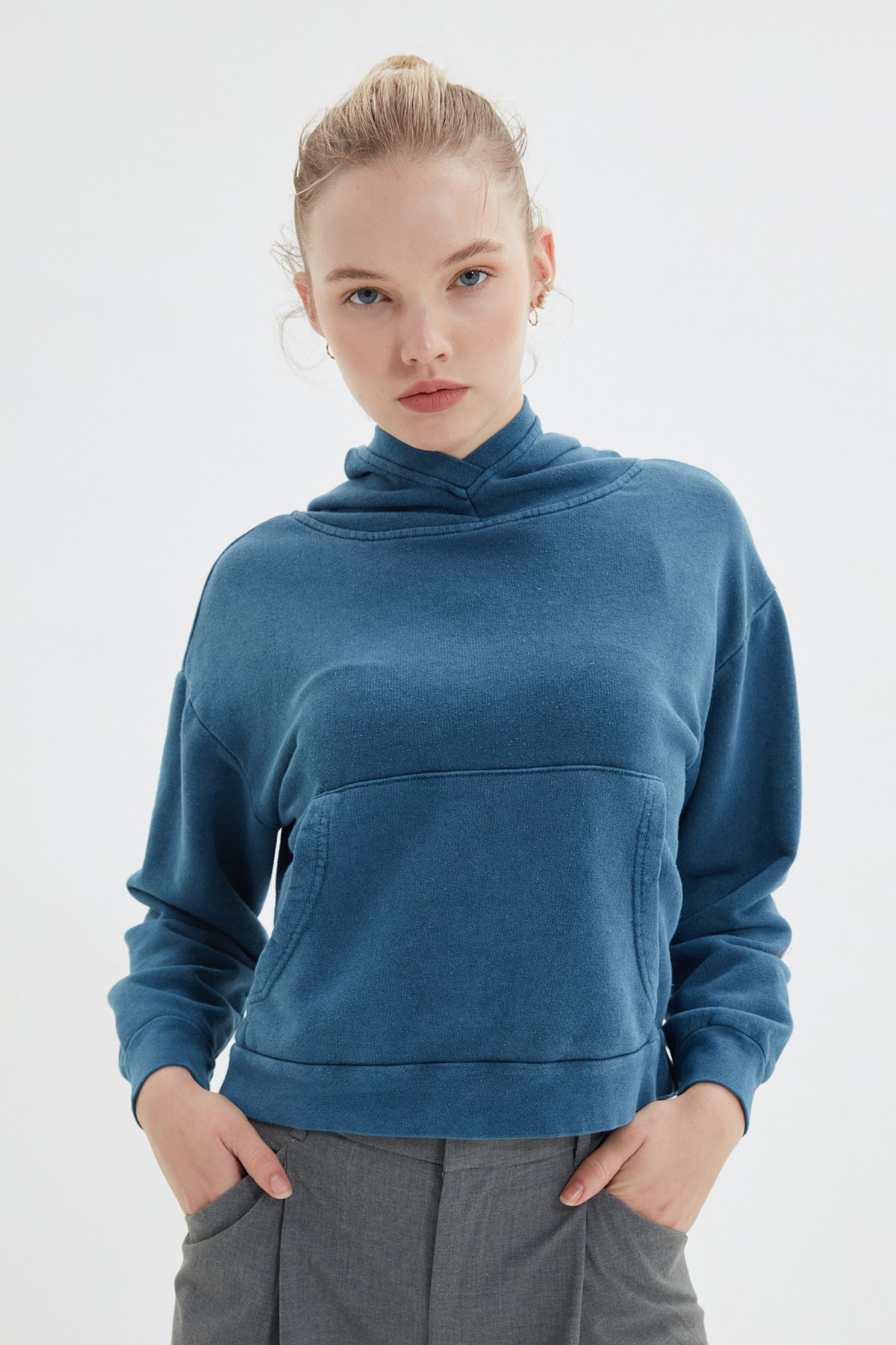 TRENDYOLMİLLA Indigo Yıkamalı Cep Detaylı Basic İnce  Sweatshirt TWOAW22SW2404