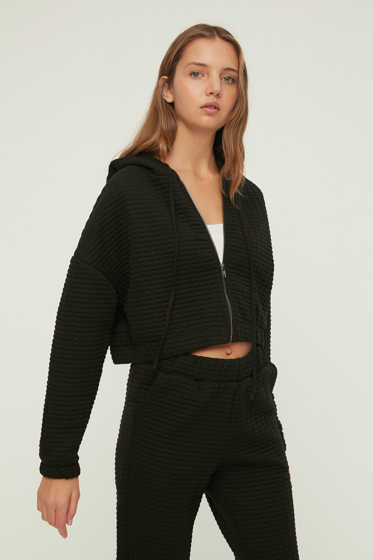 TRENDYOLMİLLA Siyah Crop Kapüşonlu Kapitone Kumaş Örme Sweatshirt TWOAW22SW2078