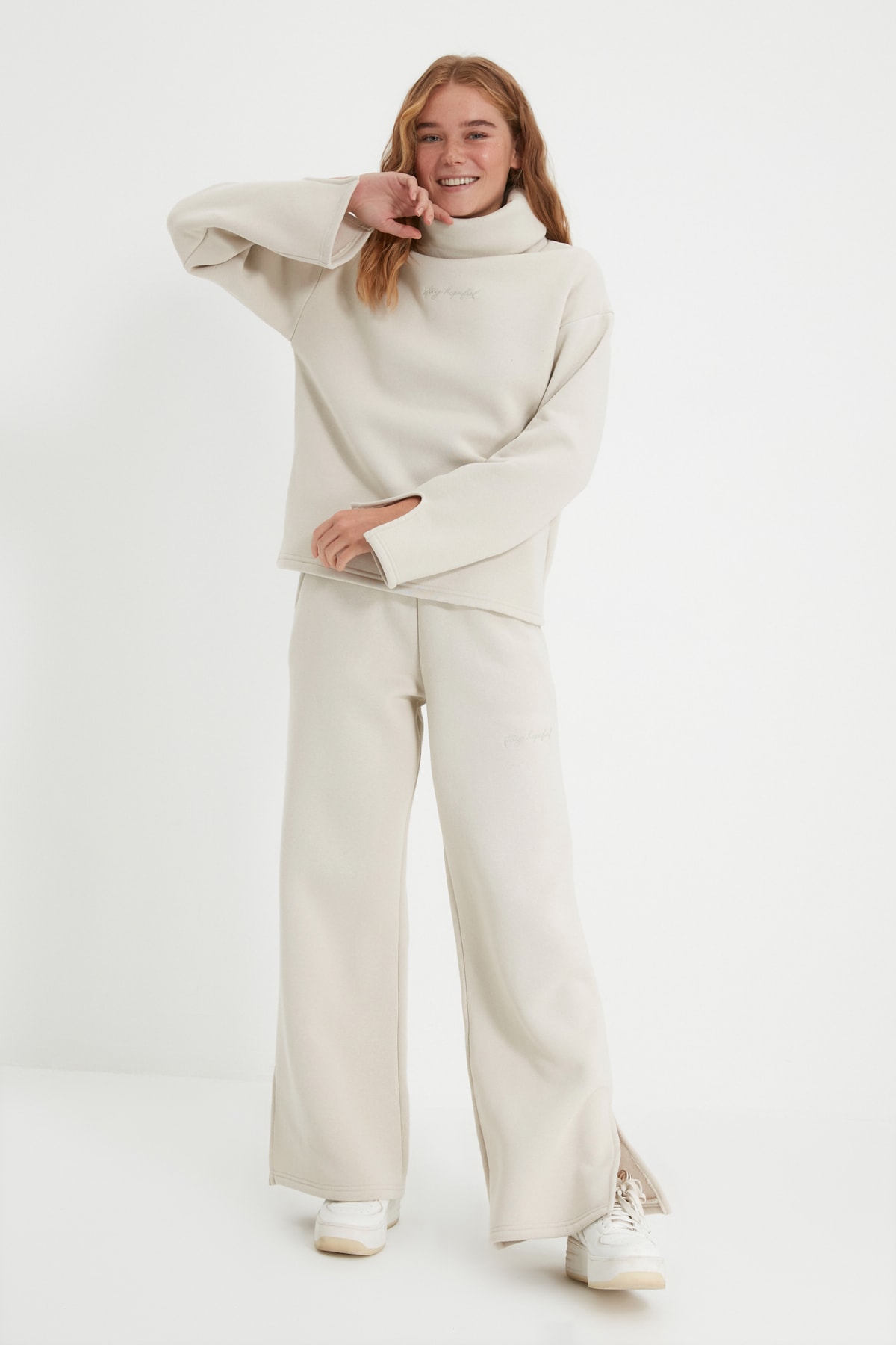 TRENDYOLMİLLA Bej Yırtmaç Detaylı Wide Leg Örme Şardonlu Eşofman Altı TWOAW22EA0627