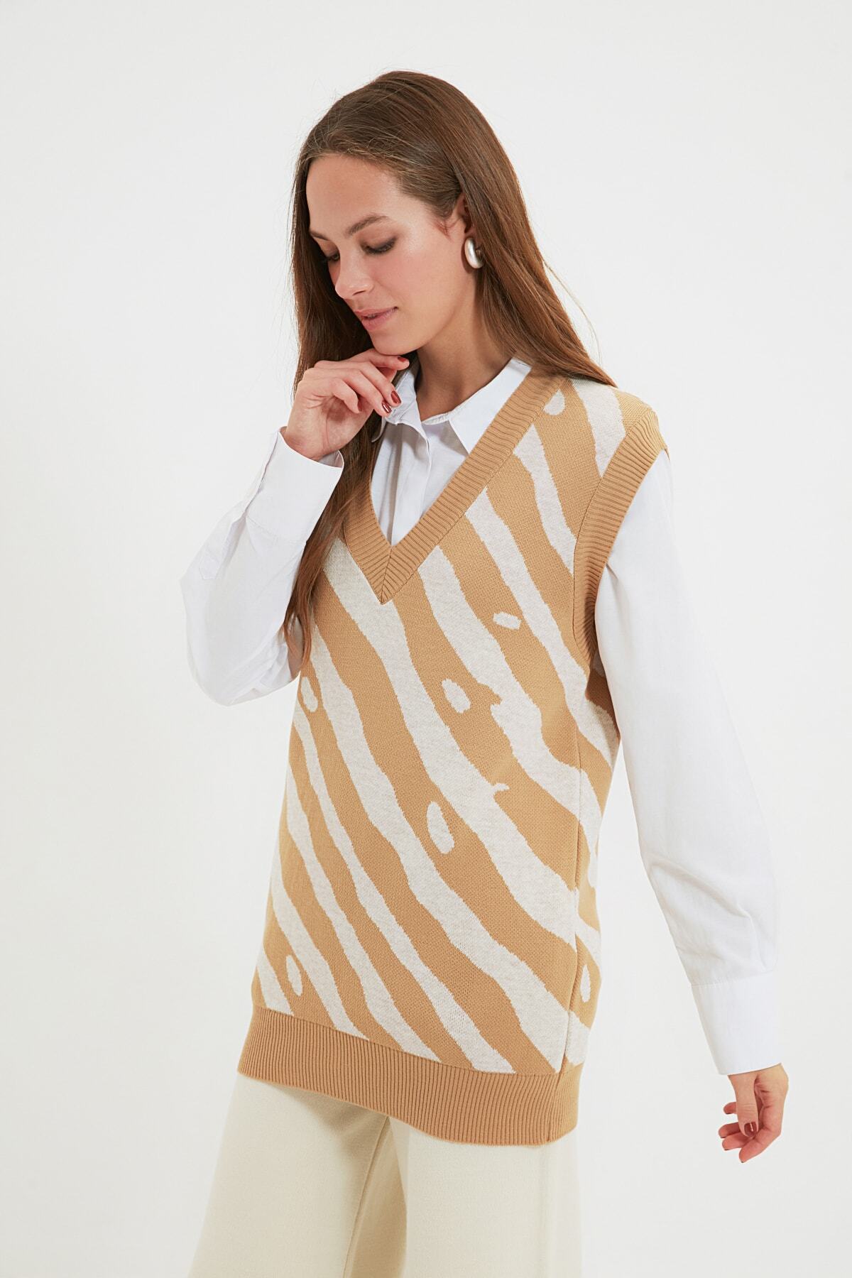 Trendyol Modest Camel V Yaka Triko Süveter TCTAW22UV0034