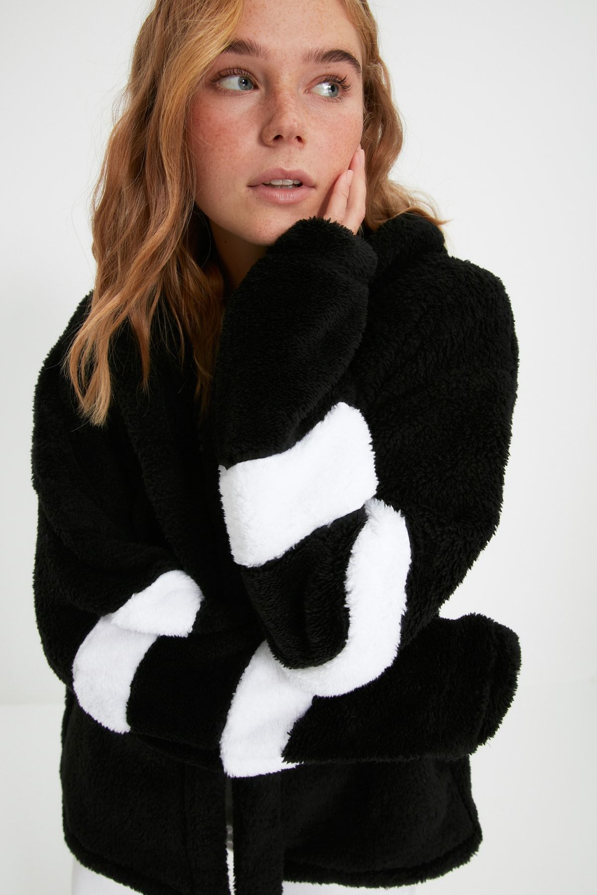 TRENDYOLMİLLA Siyah Kapüşonlu Oversize Peluş Örme Hırka TWOAW22HI1331