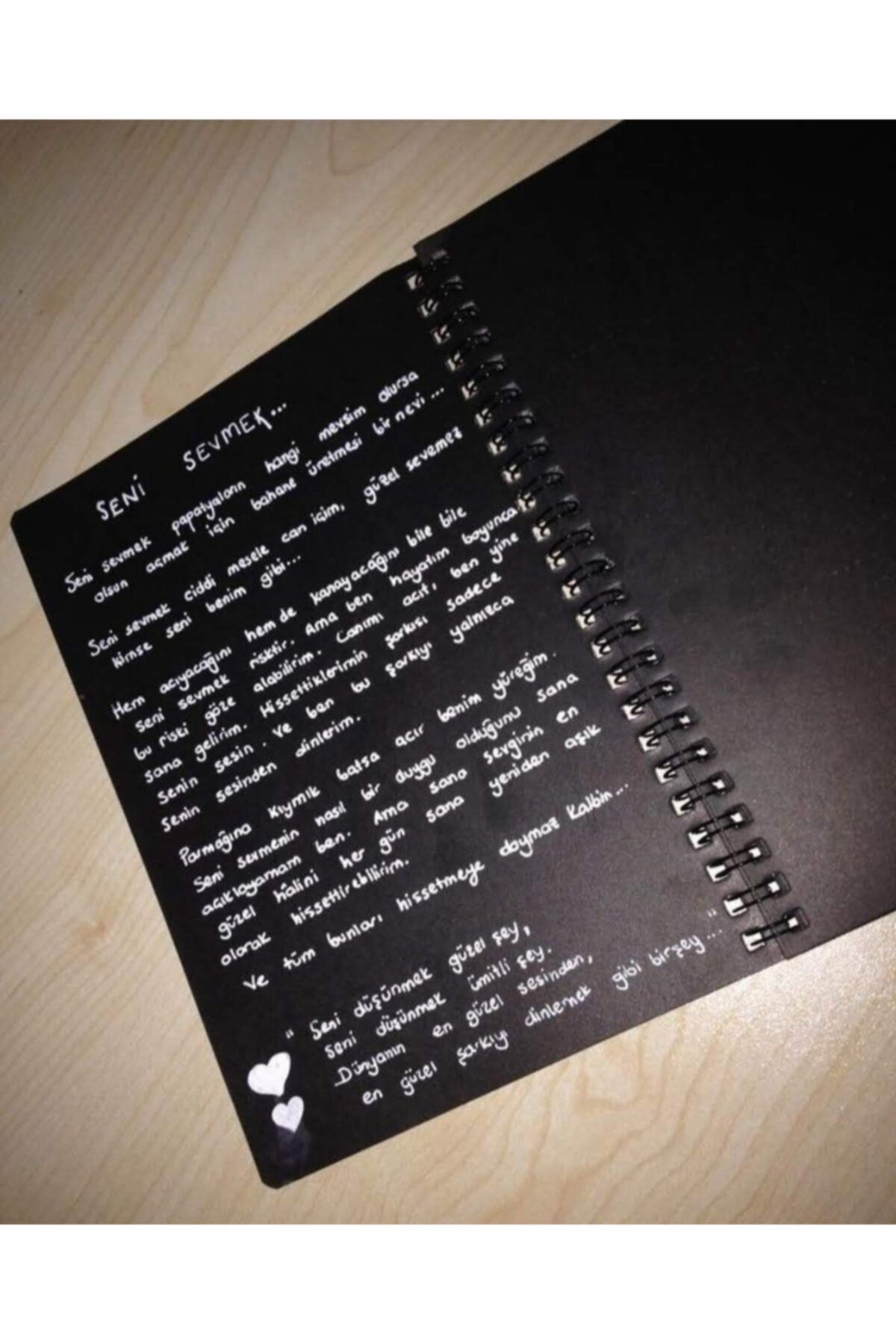 Pensan Siyah Yapraklı Defter Ve Beyaz Kalem