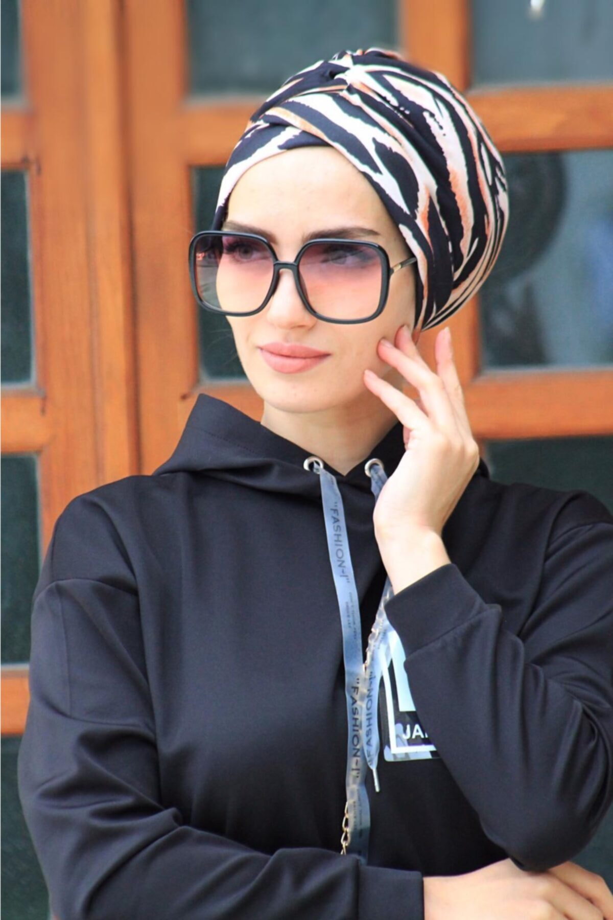 AMİSOS Desenli Hazır Çapraz Bone - Özel Tasarım- Yeni Model Tesettür Giyim