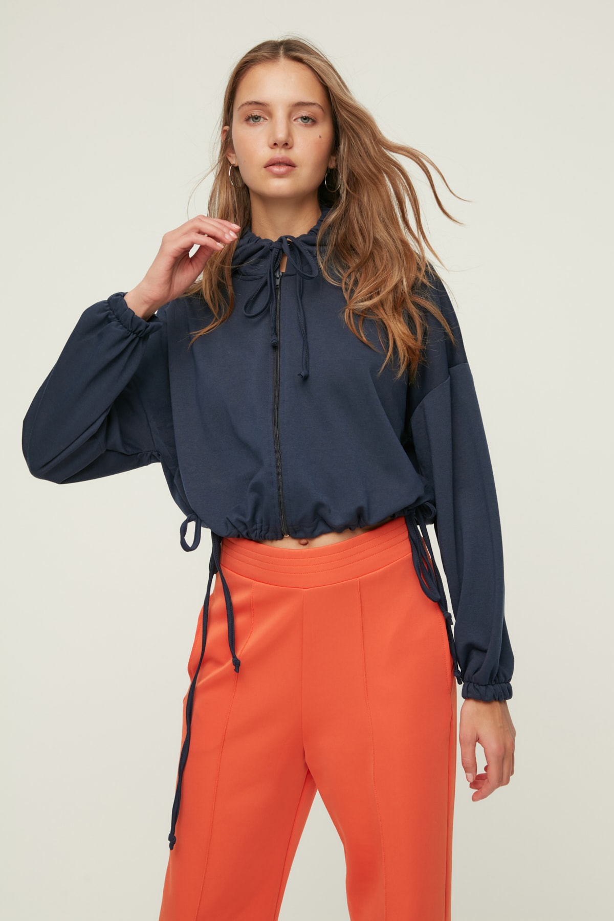 TRENDYOLMİLLA Lacivert Basic İnce Fermuarlı Kapuşonlu Örme Sweatshirt TWOAW22SW1576