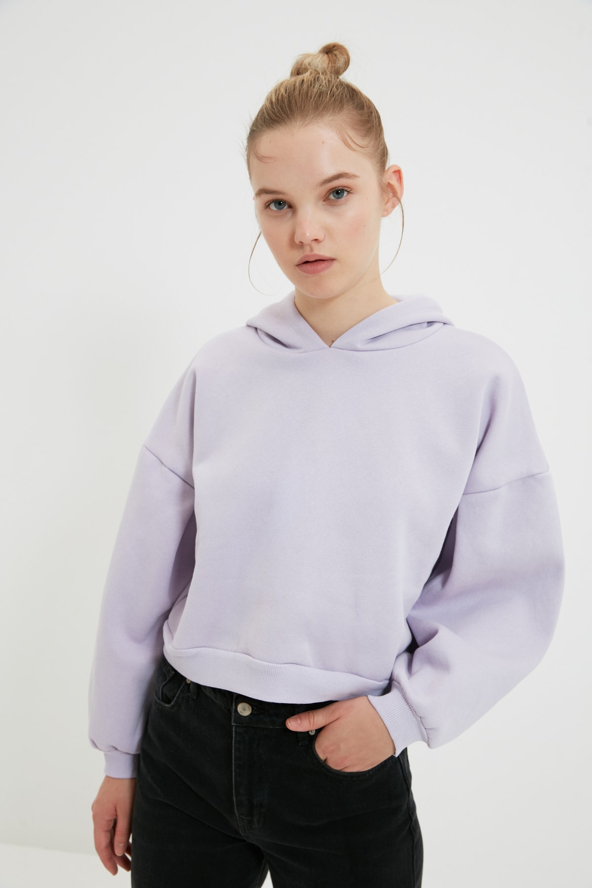 TRENDYOLMİLLA Lila Kapüşonlu Crop Şardonlu Örme Sweatshirt TWOAW22SW2415