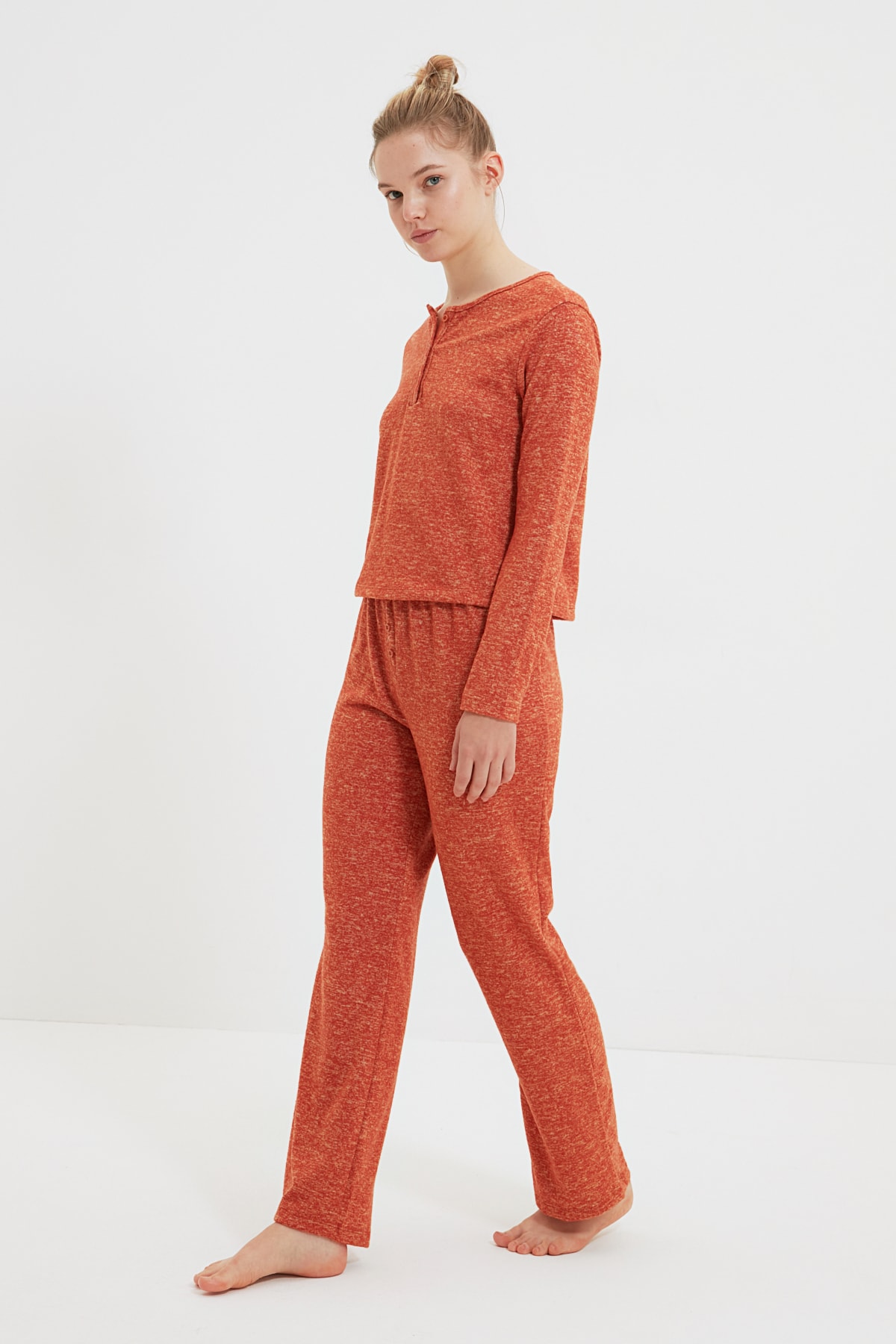 TRENDYOLMİLLA Hardal Yumoş Kumaş Pat Detaylı Örme Pijama Takımı THMAW22PT0632