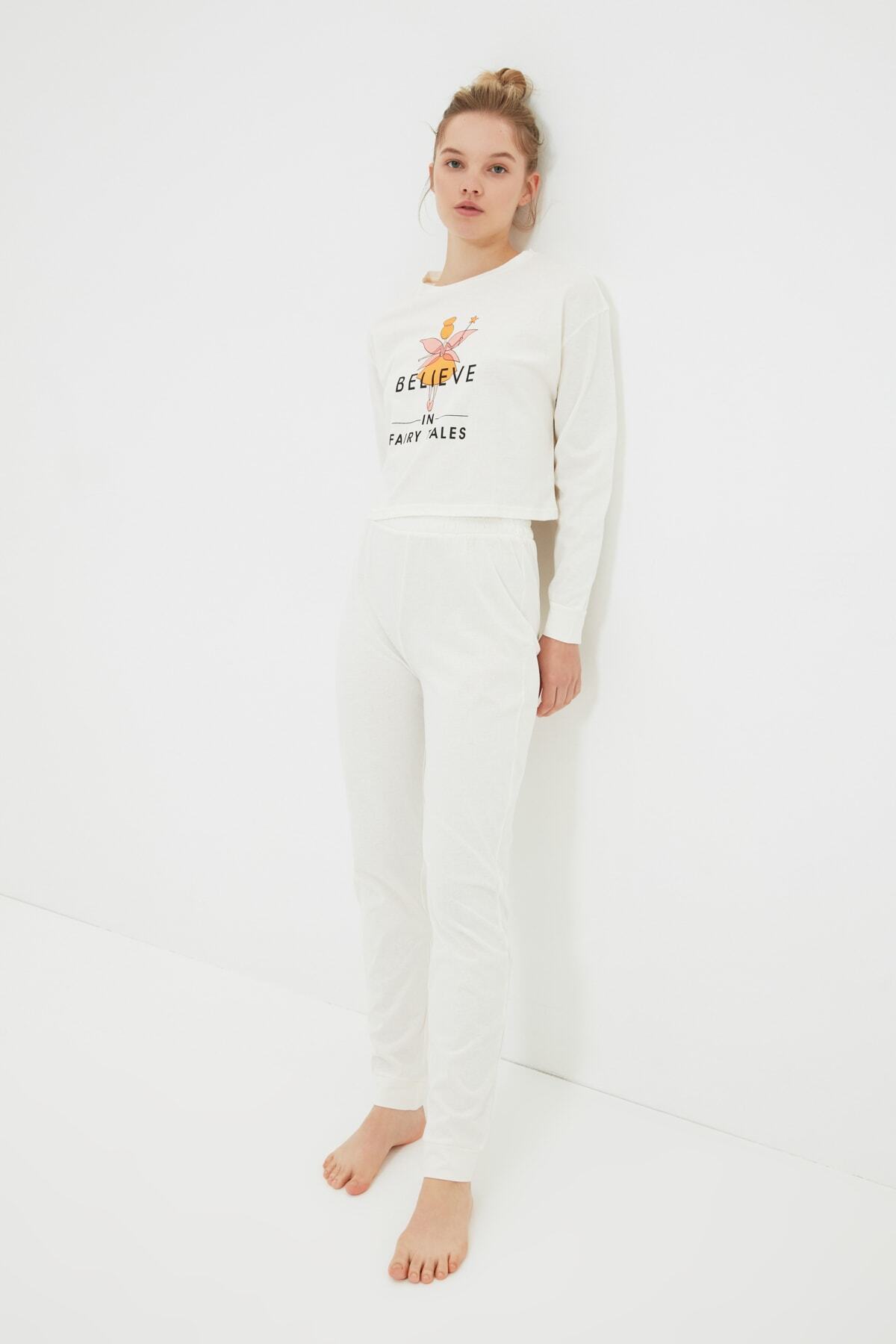TRENDYOLMİLLA Ekru Baskılı Örme Pijama Takımı THMAW22PT1126