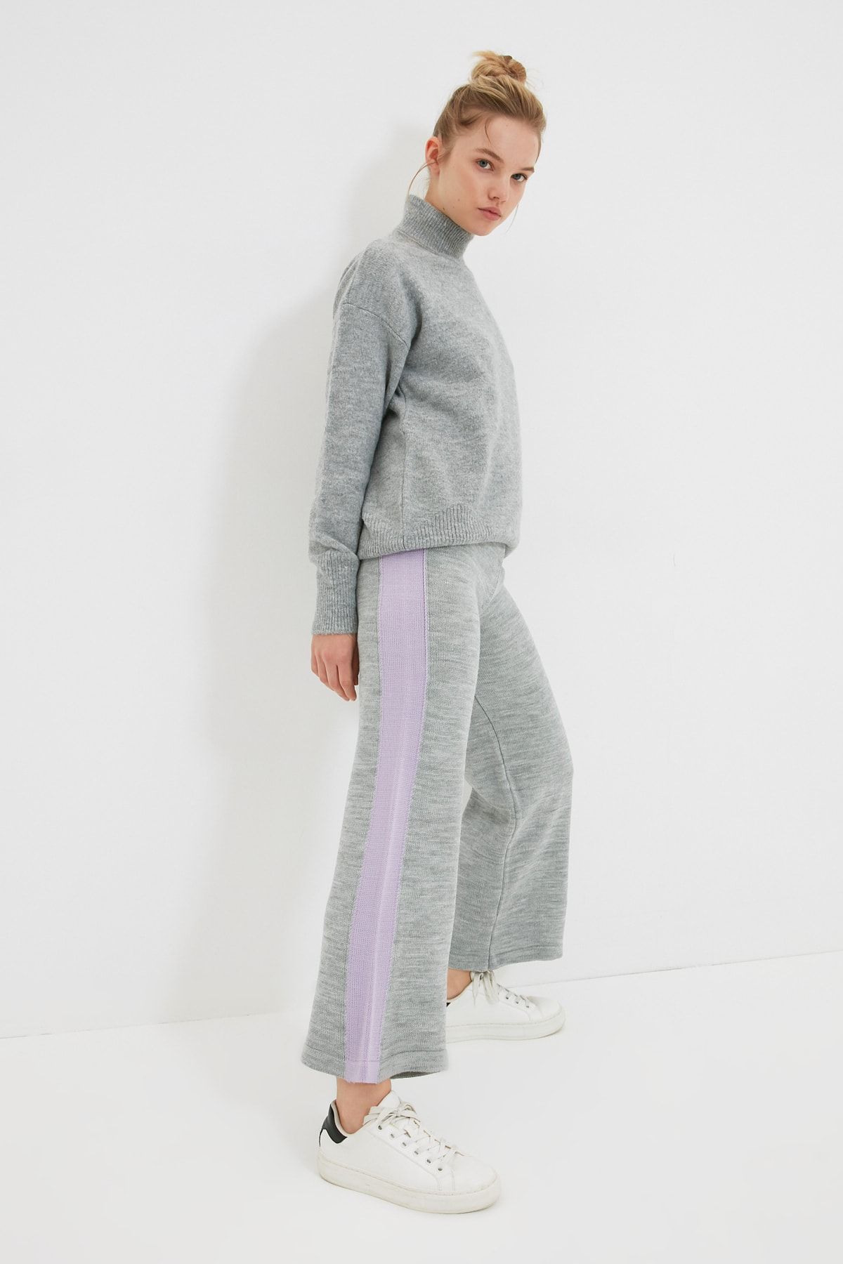 TRENDYOLMİLLA Gri Şeritli Triko Pantolon THMAW22PL0762