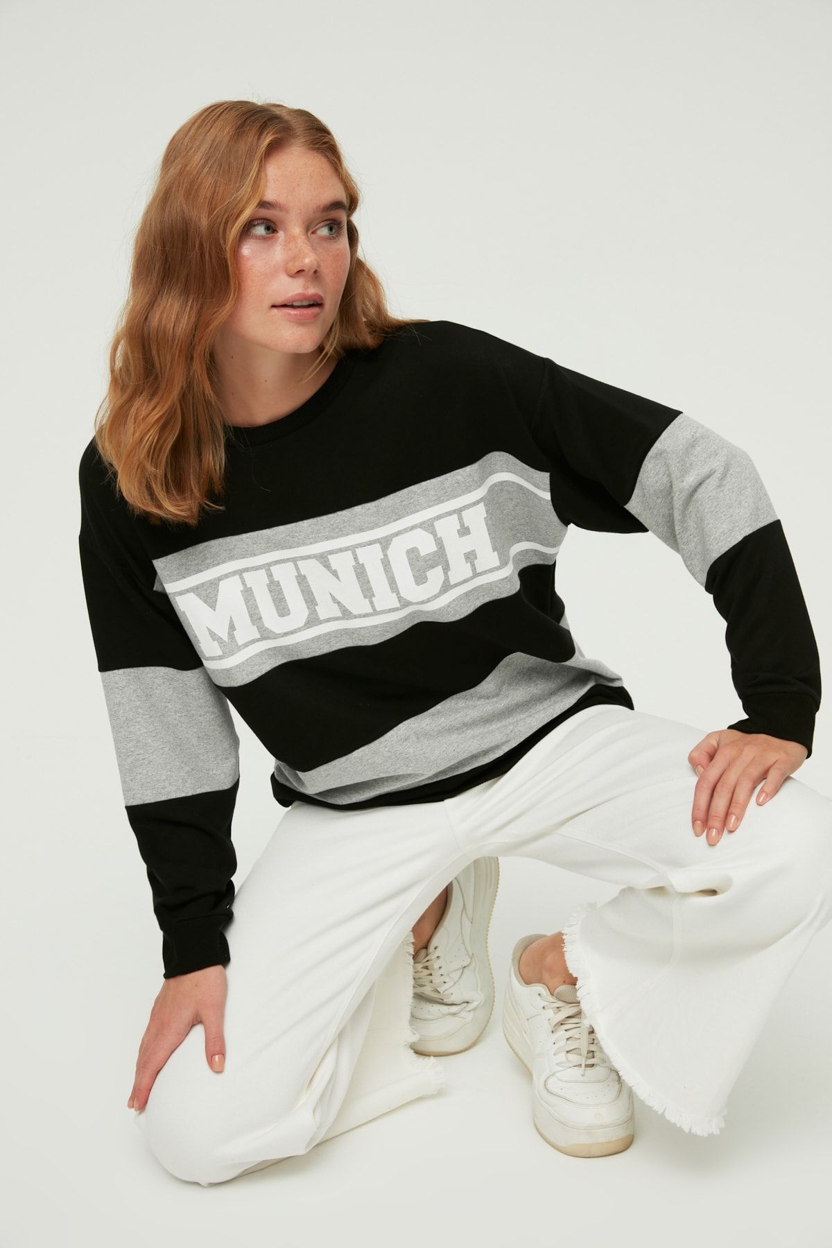 TRENDYOLMİLLA Siyah Baskılı Basic İnce Örme Sweatshirt TWOAW22SW2183
