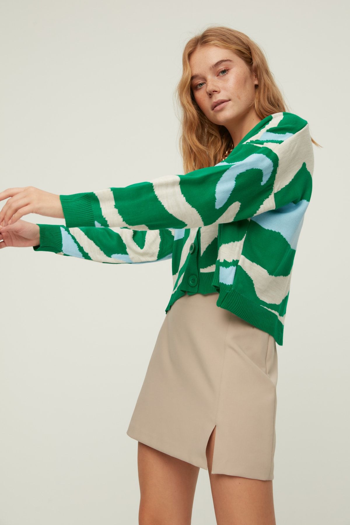 TRENDYOLMİLLA Yeşil Crop Jakarlı Triko Hırka TWOAW22HI1113