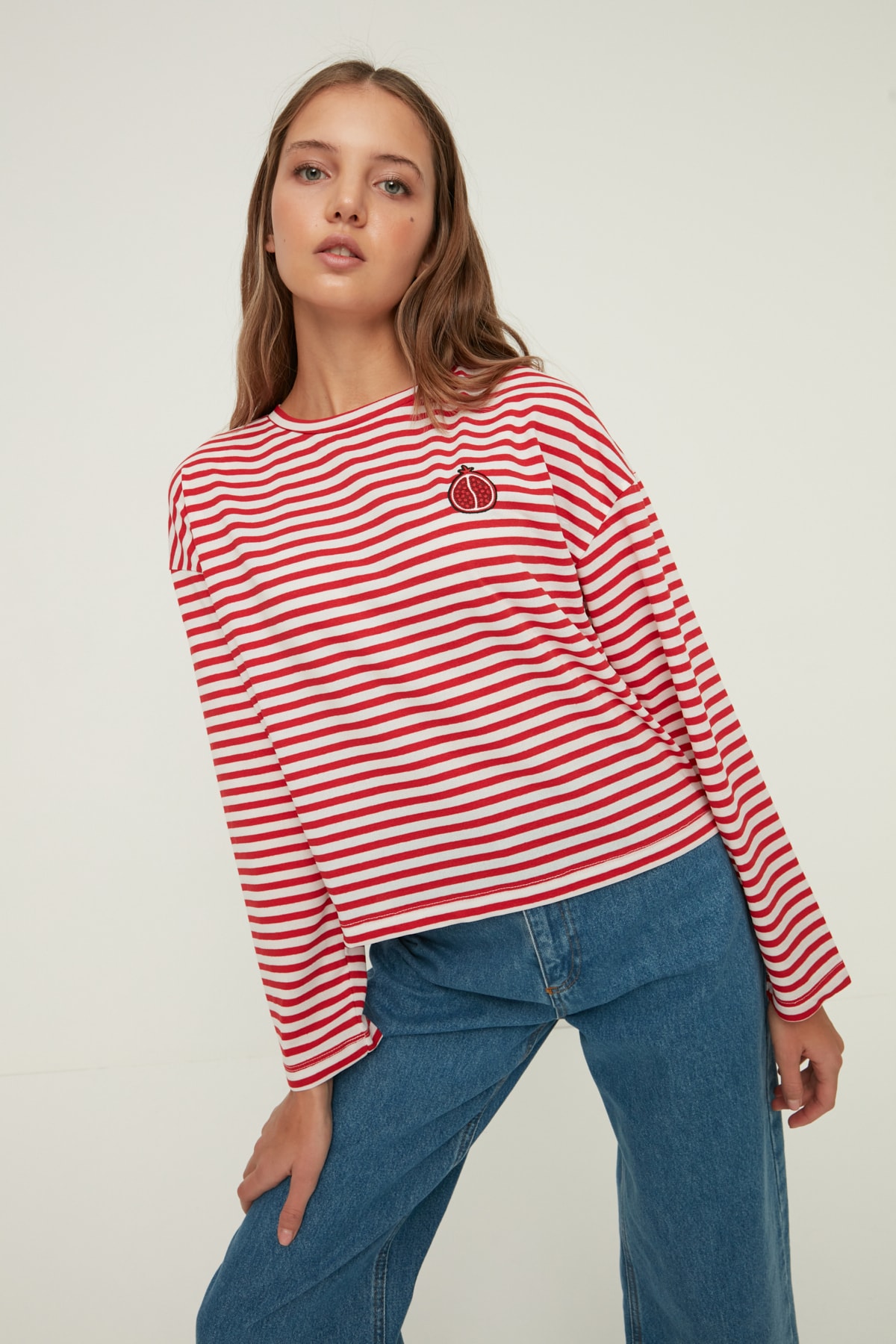 TRENDYOLMİLLA Kırmızı Recycle Çizgili Örme T-Shirt TWOAW22TS0185