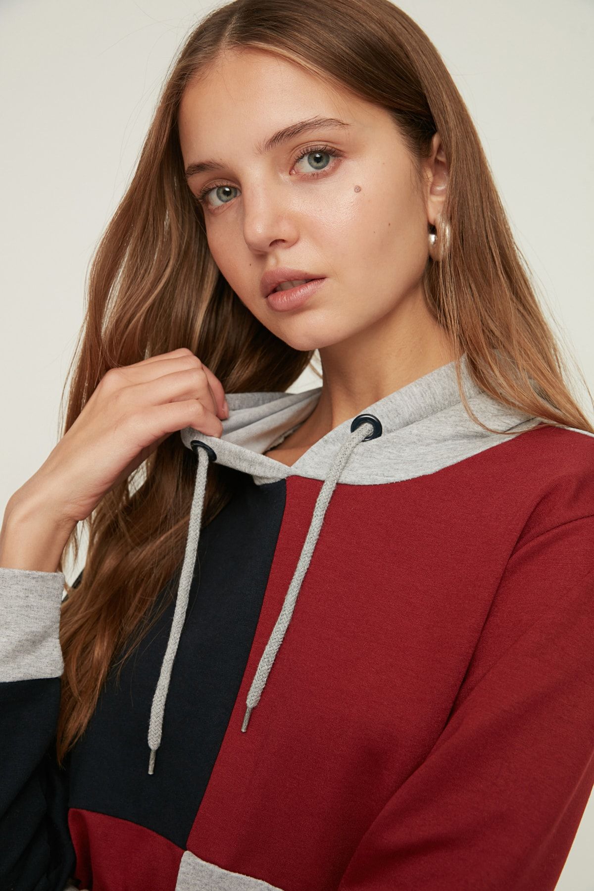 TRENDYOLMİLLA Gri Renk Bloklu Basic Örme Sweatshirt TWOAW22SW1782