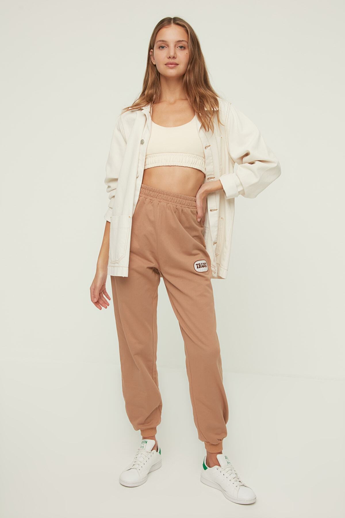 TRENDYOLMİLLA Camel Nakışlı Loose Jogger Şardonlu Örme Eşofman Altı TWOAW22EA0652