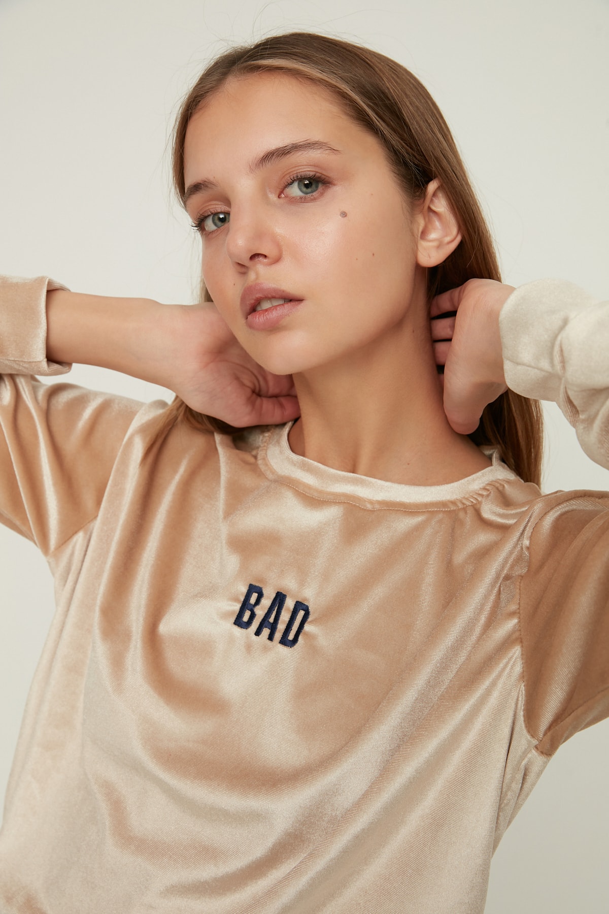 TRENDYOLMİLLA Bej Kadife Basic Örme Sweatshirt TWOAW22SW2218