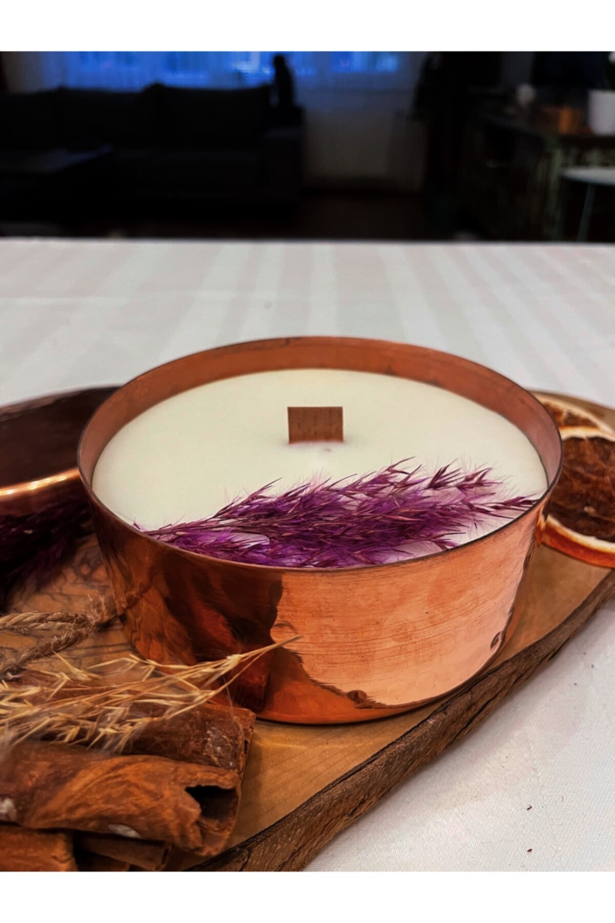 Tila Concept Amber Kokulu Bitkisel Vegan Soya Wax Mum. Ahşap Fitilli El Dövmesi Kapaklı Bakır Mumluk Çapı 12 cm