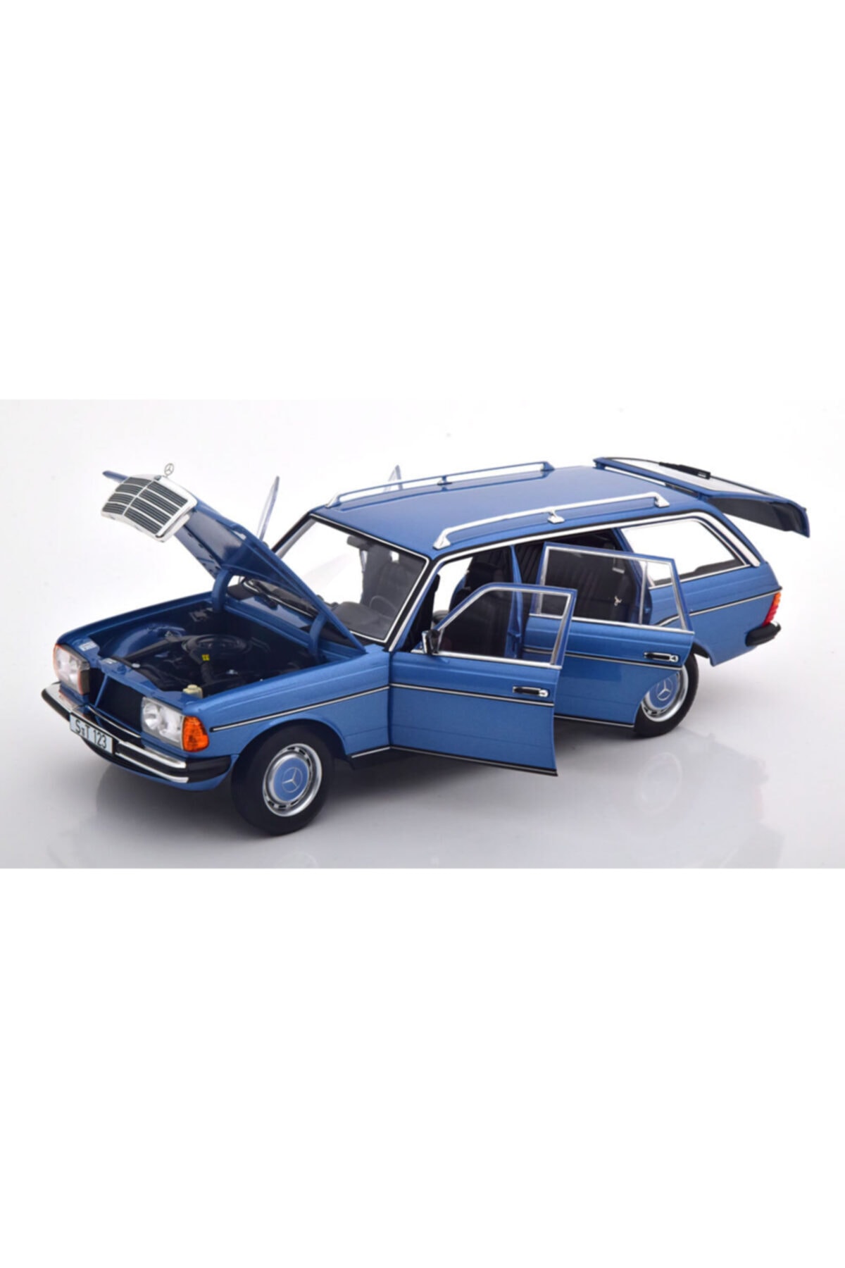 Norev 1980 - 85 Mercedes Benz 200 T-model S213 Diamond Blue 1:18
