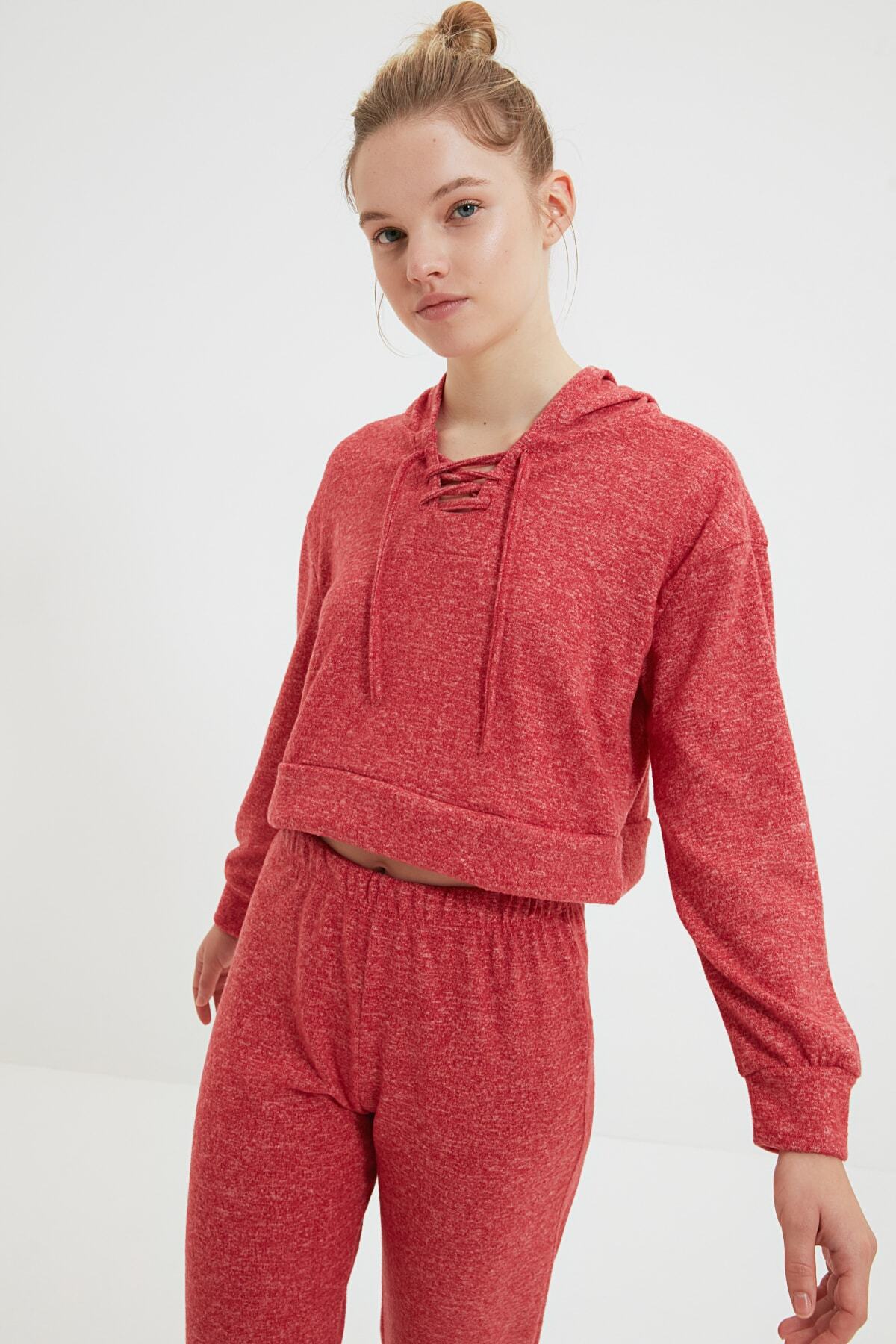 TRENDYOLMİLLA Kırmızı Kapüşon Detaylı Bağcıklı Örme Pijama Takımı THMAW22PT0627