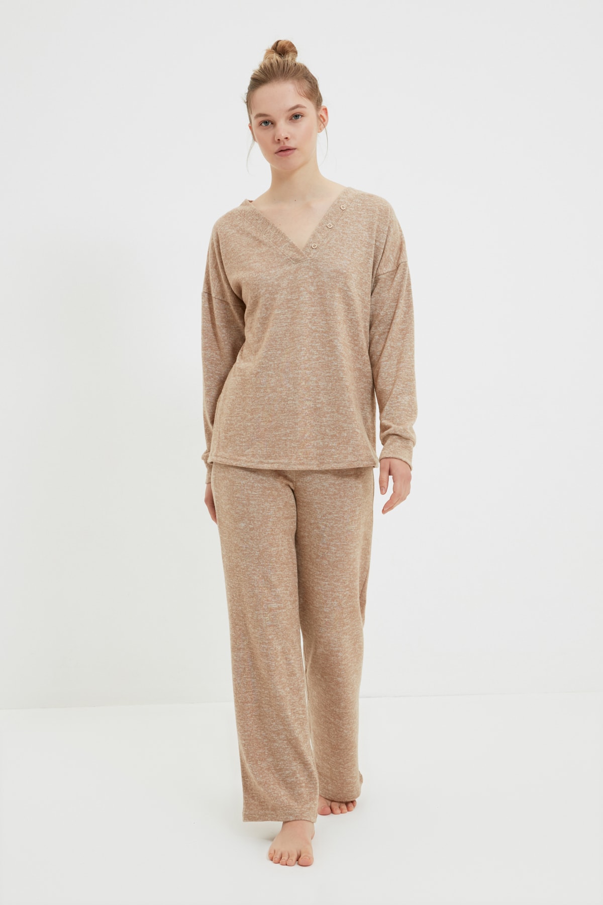 TRENDYOLMİLLA Bej Yumoş Kumaş Düğme Detaylı Örme Pijama Takımı THMAW22PT1467
