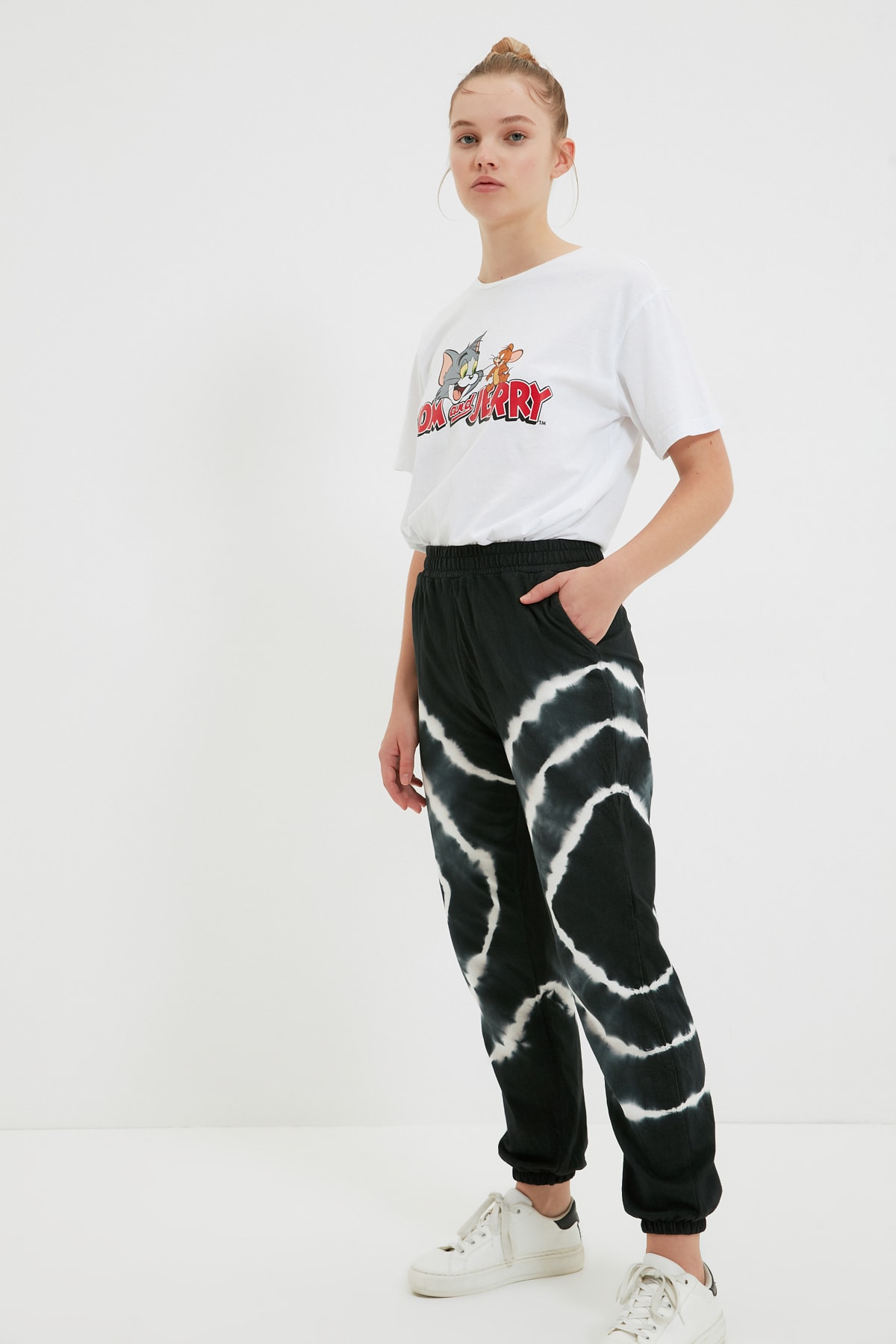 TRENDYOLMİLLA Siyah Batik Yıkamalı Loose Jogger İnce Örme Eşofman Altı TWOAW22EA0617