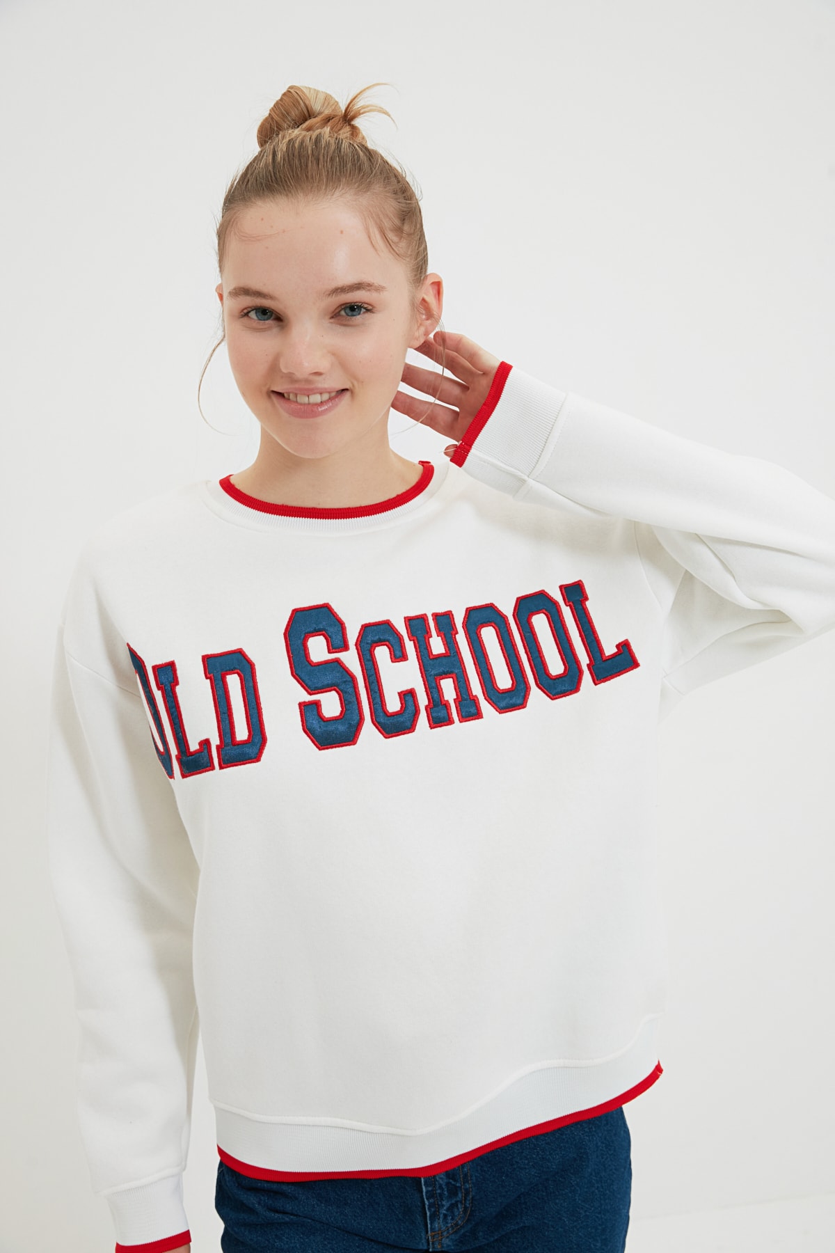 TRENDYOLMİLLA Ekru Nakışlı Loose Kalıp Şardonlu Örme Sweatshirt TWOAW22SW2372