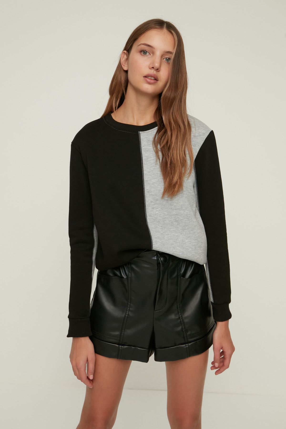TRENDYOLMİLLA Siyah Renk Bloklu Basic Şardonlu Örme Sweatshirt TWOAW22SW2068