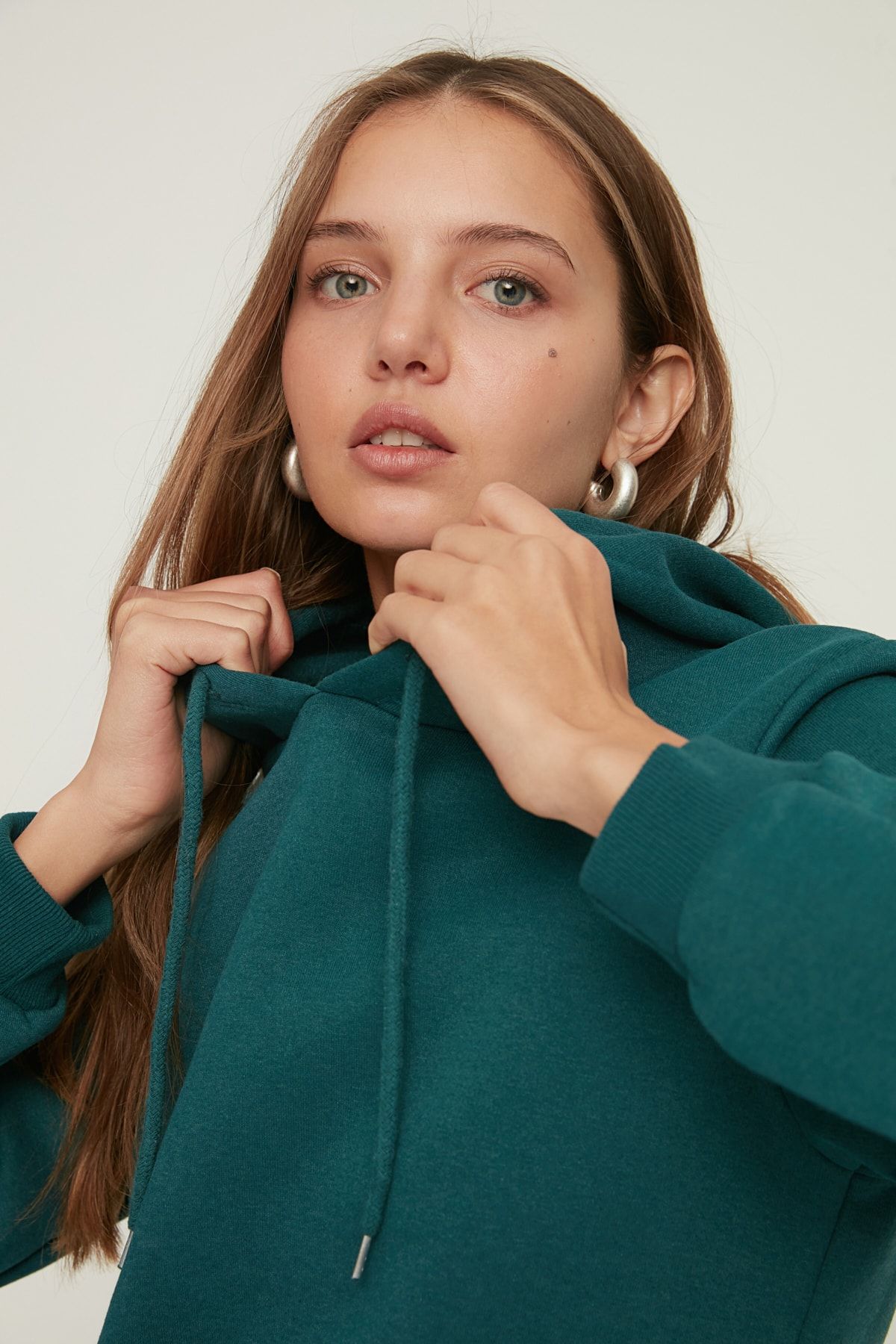 TRENDYOLMİLLA Petrol Kapüşonlu Şardonlu Crop Örme Sweatshirt TWOAW22SW1809