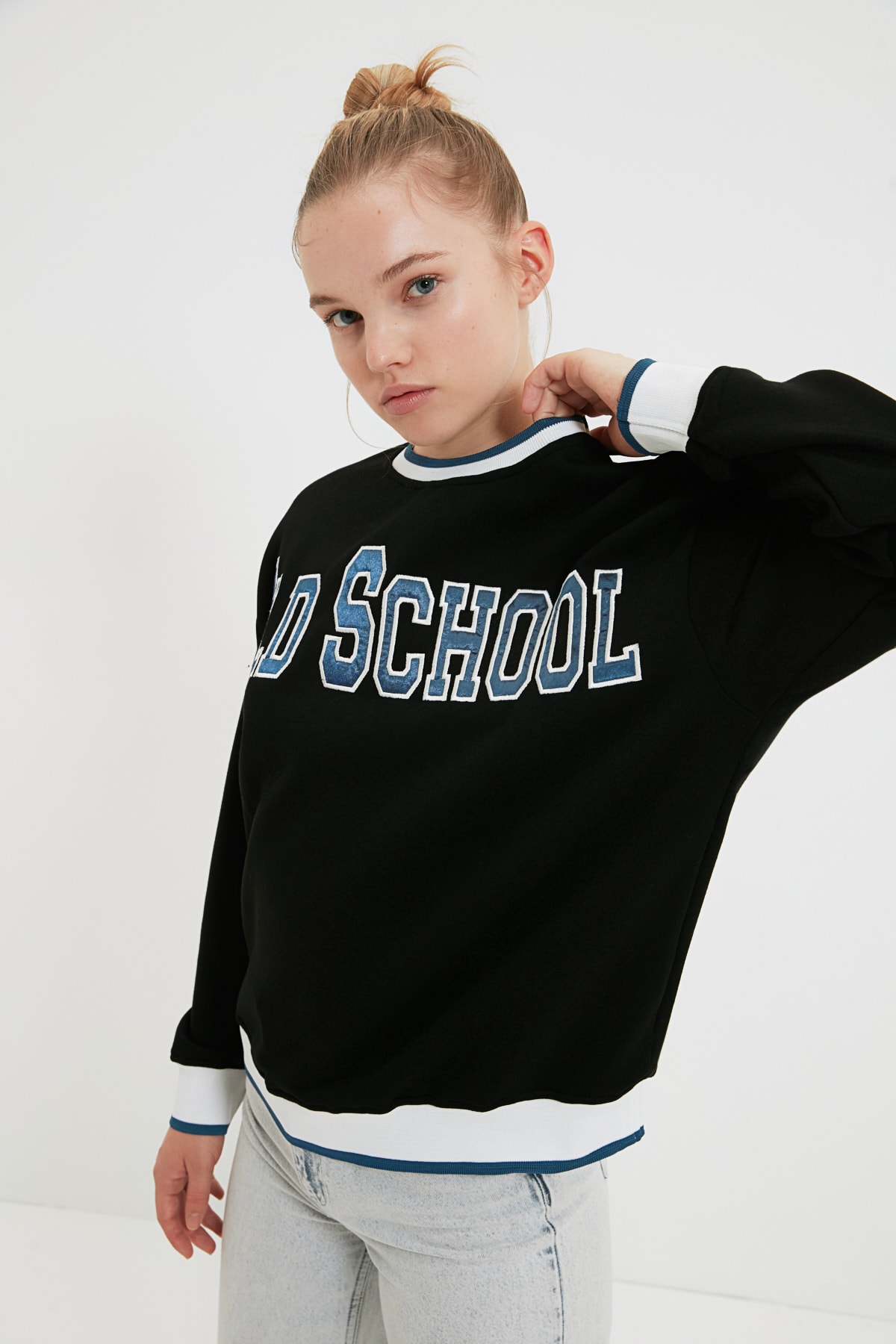 TRENDYOLMİLLA Siyah Nakışlı Loose Kalıp Şardonlu Örme Sweatshirt TWOAW22SW2372