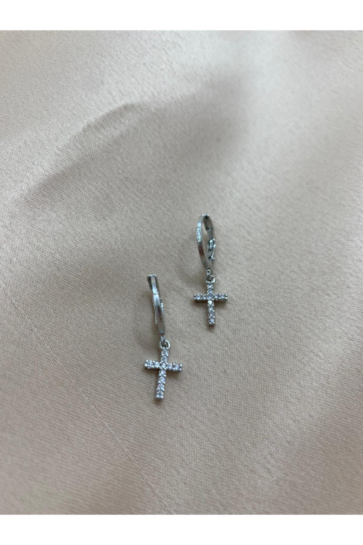 Queen B JewelryCo Silver Haç Küpe
