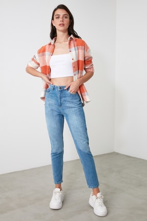 TRENDYOLMİLLA Mavi Y&uuml;ksek Bel Mom Jeans TWOAW21JE0839