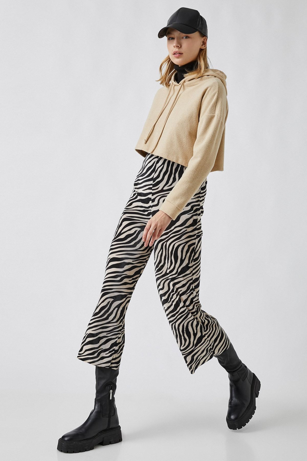Koton Zebra Desenli Bol Paça Kısa Pantolon
