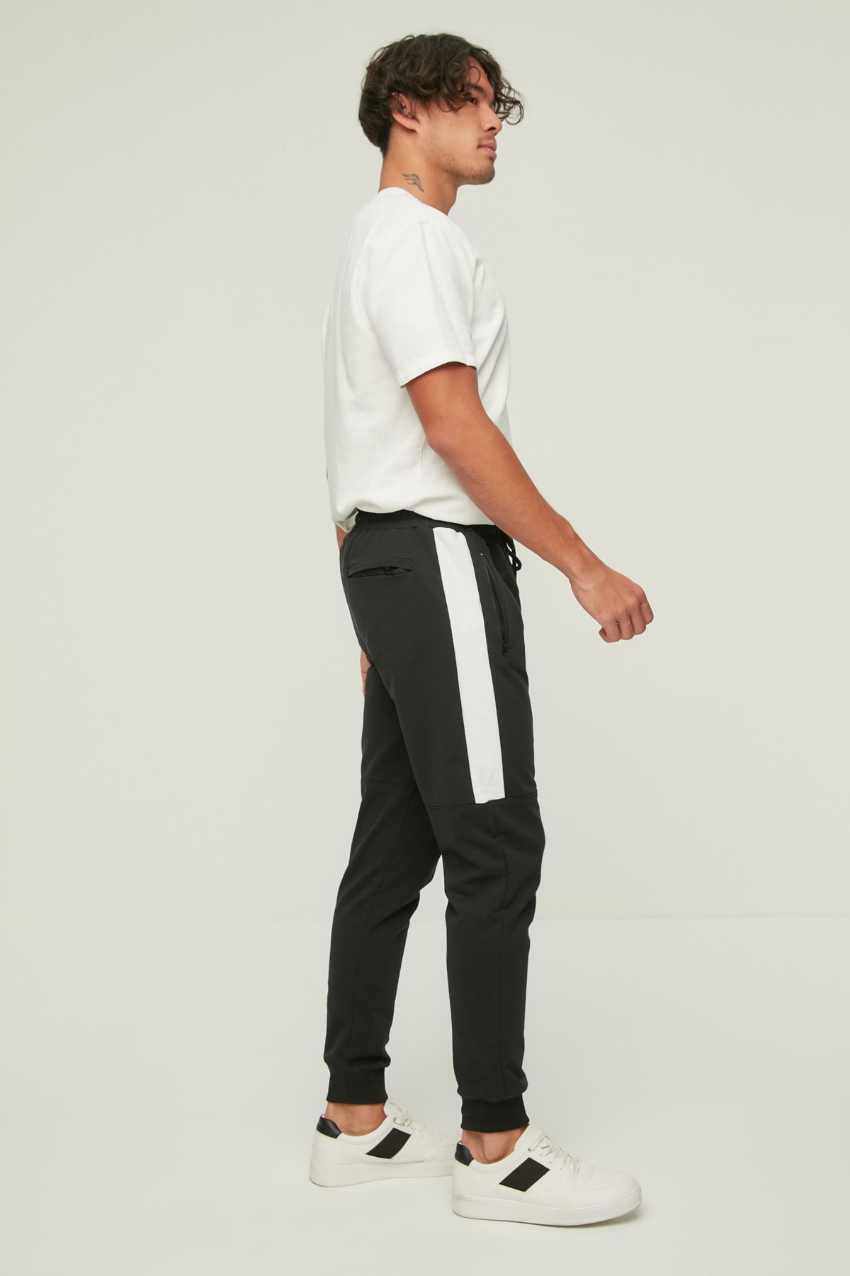TRENDYOL MAN Siyah Erkek Regular Fit Lastikli Eşofman Altı TMNSS20EA0049
