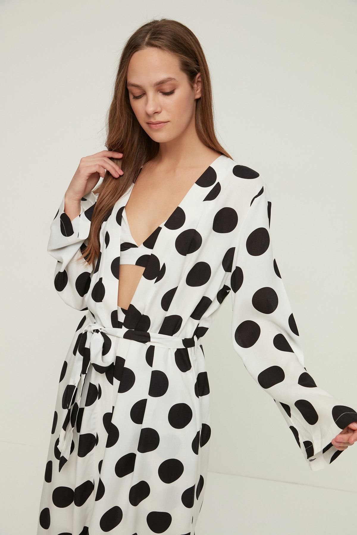 TRENDYOLMİLLA Beyaz-Çok Renkli Puantiyeli Dokuma Kimono&Kaftan THMAW22KM0011