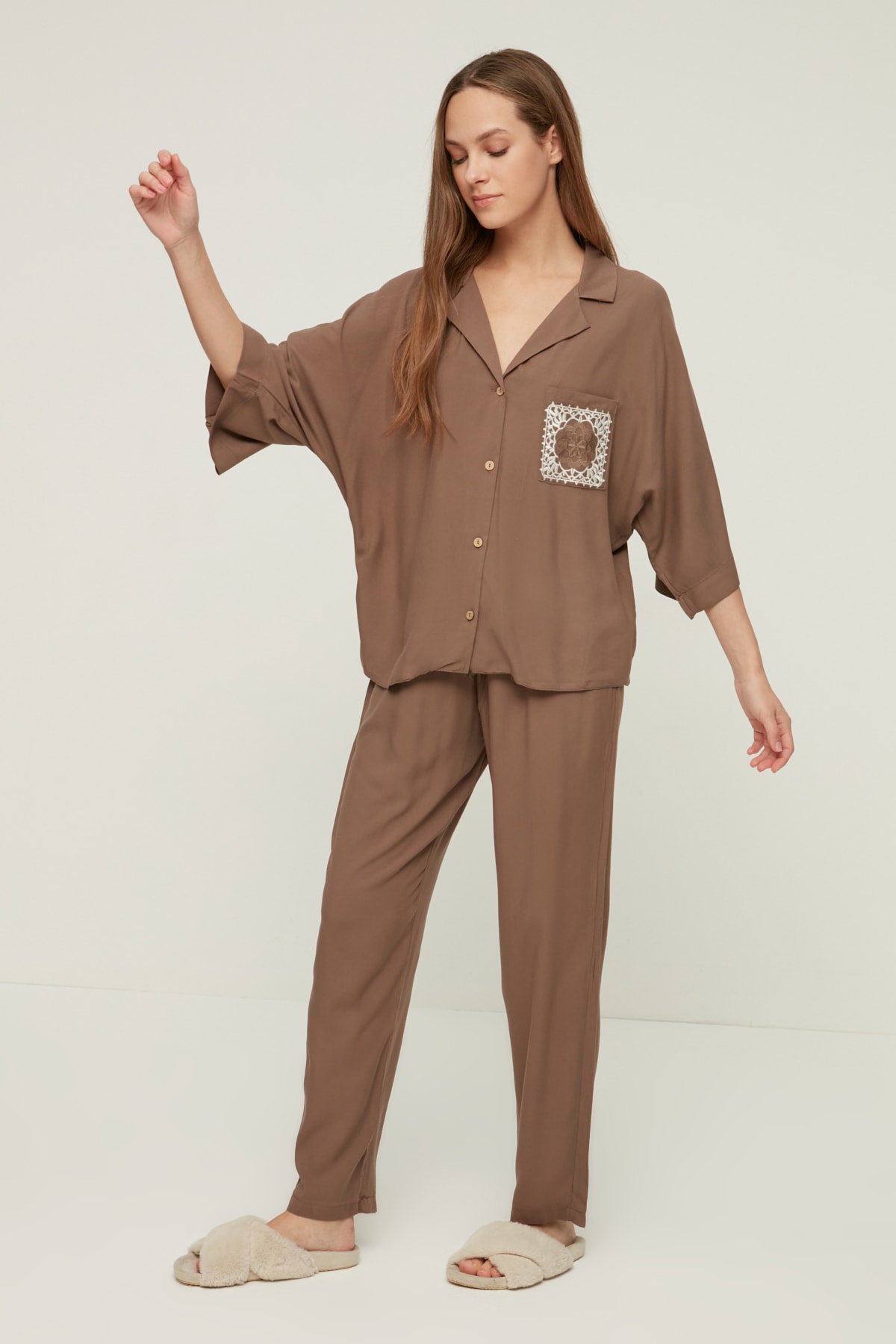 TRENDYOLMİLLA Vizon Baskı Detaylı Viskon Dokuma Pijama Takımı THMAW22PT1329
